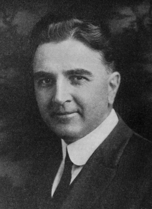 Portrait of W. C. Simons (1871–1952) – memorial page