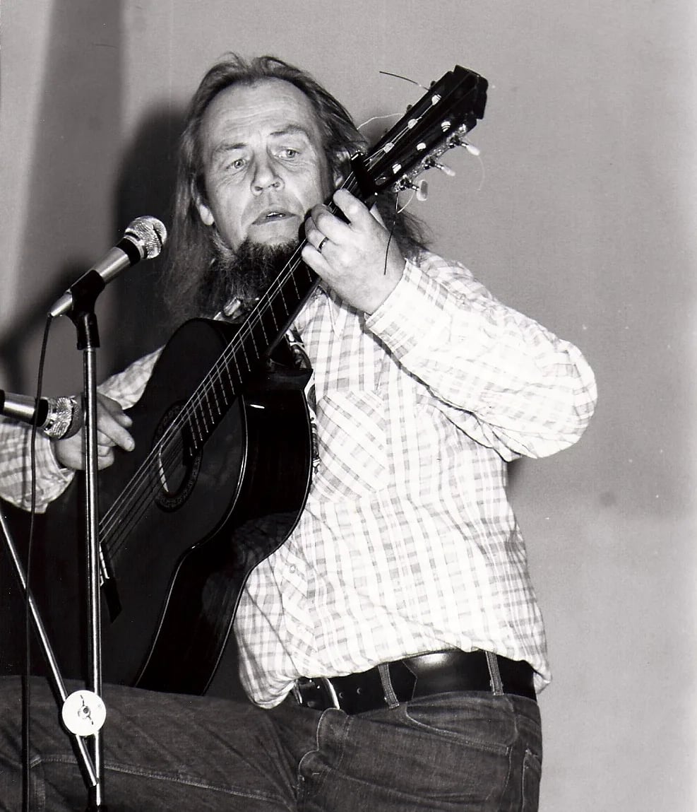 Portrait of Glenmor (1931–1996) – memorial page