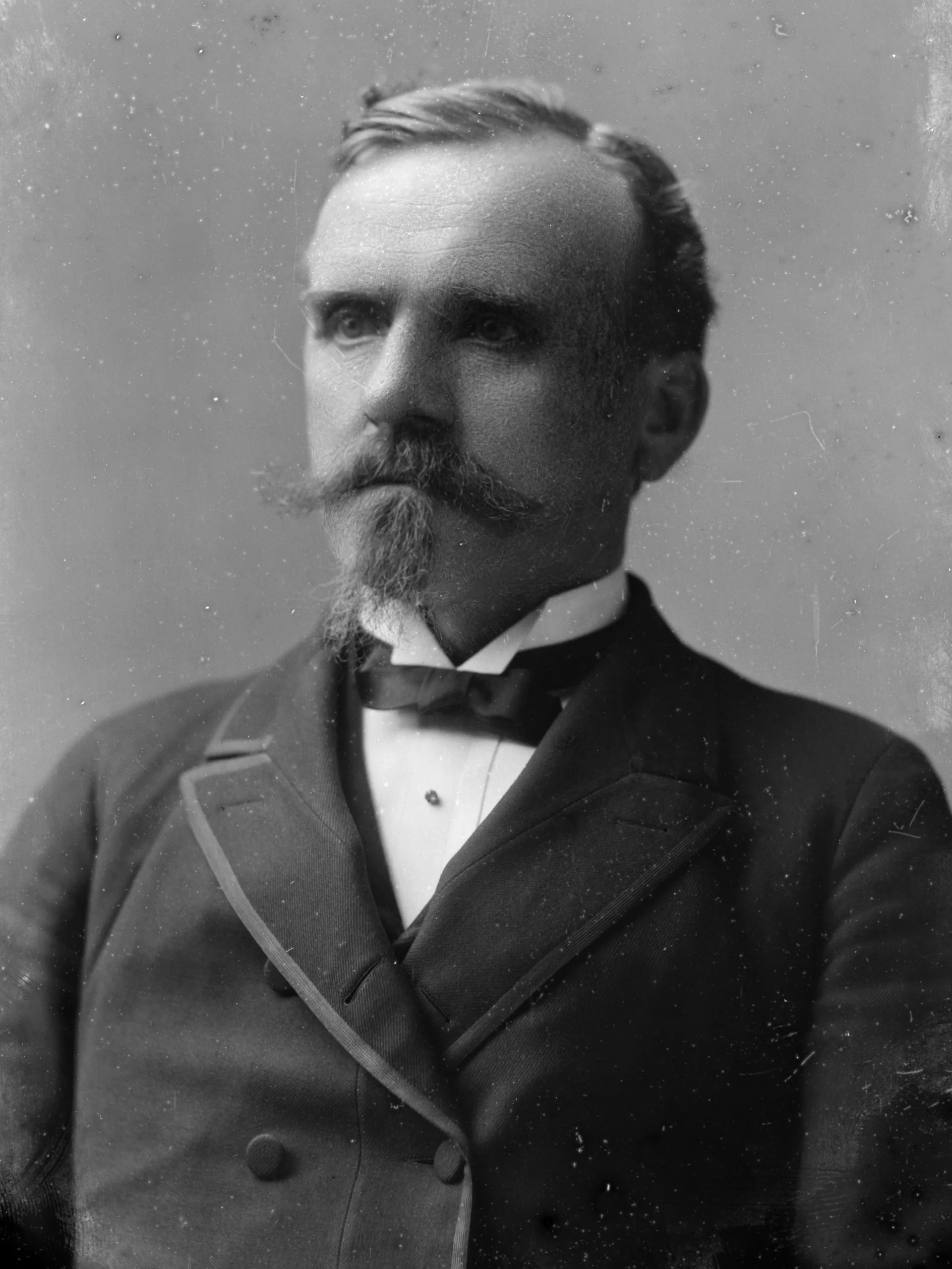 Porträt von John L. MacDonald (1838–1903) – Gedenkseite