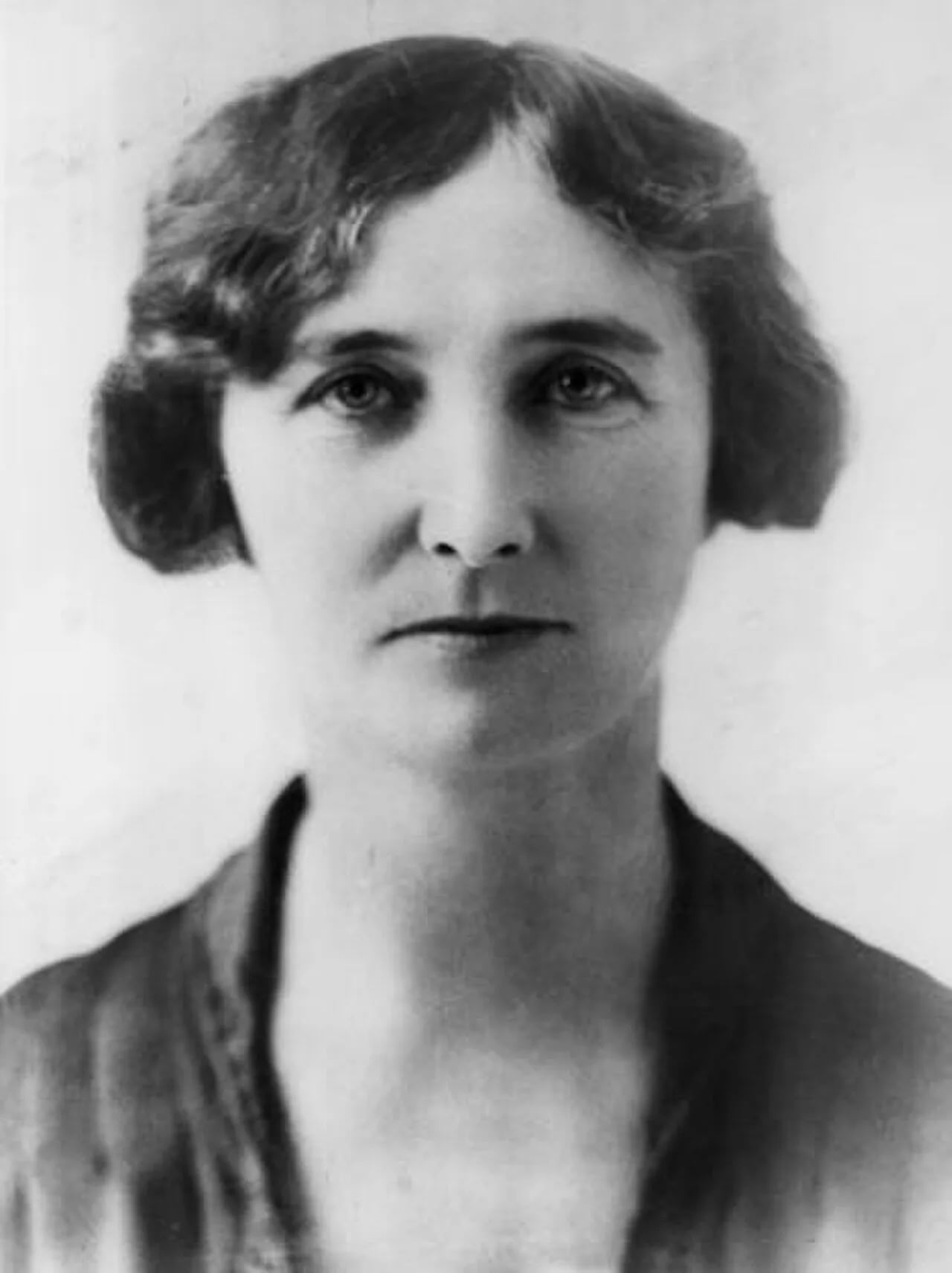 Portrait of Irene Longman (1877–1964) – memorial page