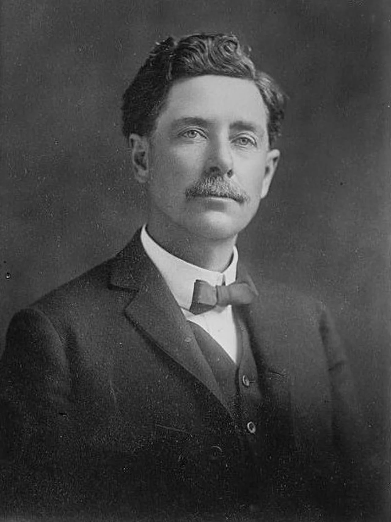 Porträt von Lewis Lindsay Dyche (1857–1915) – Gedenkseite