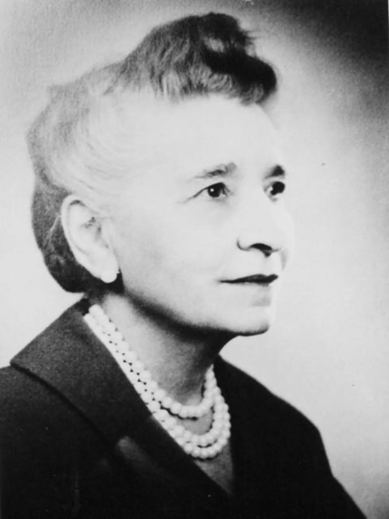 Portrait of Ángela Acuña (1888–1983) – memorial page