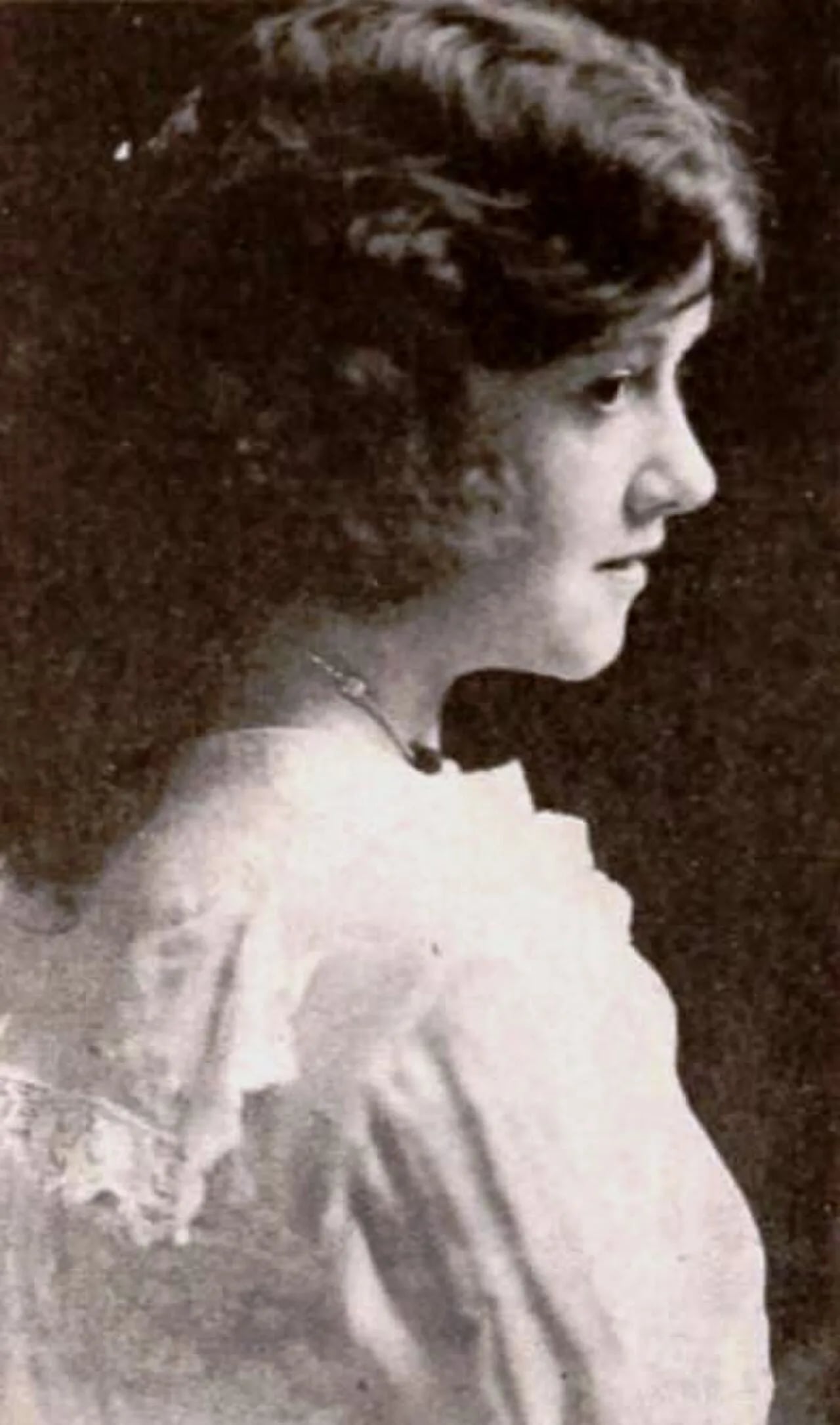 Portrait of Elinor Field (1902–1998) – memorial page