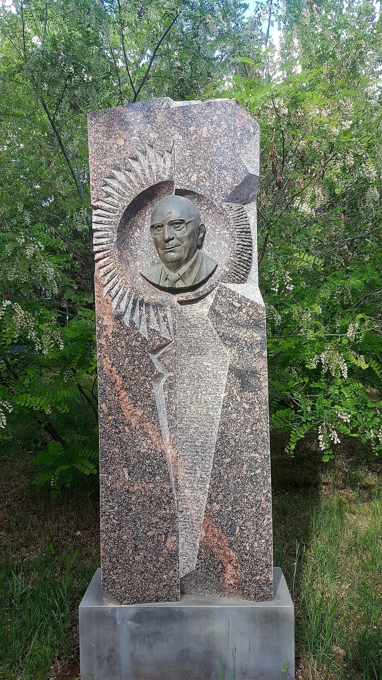 Portrait of Alex Manoogian (1901–1996) – memorial page