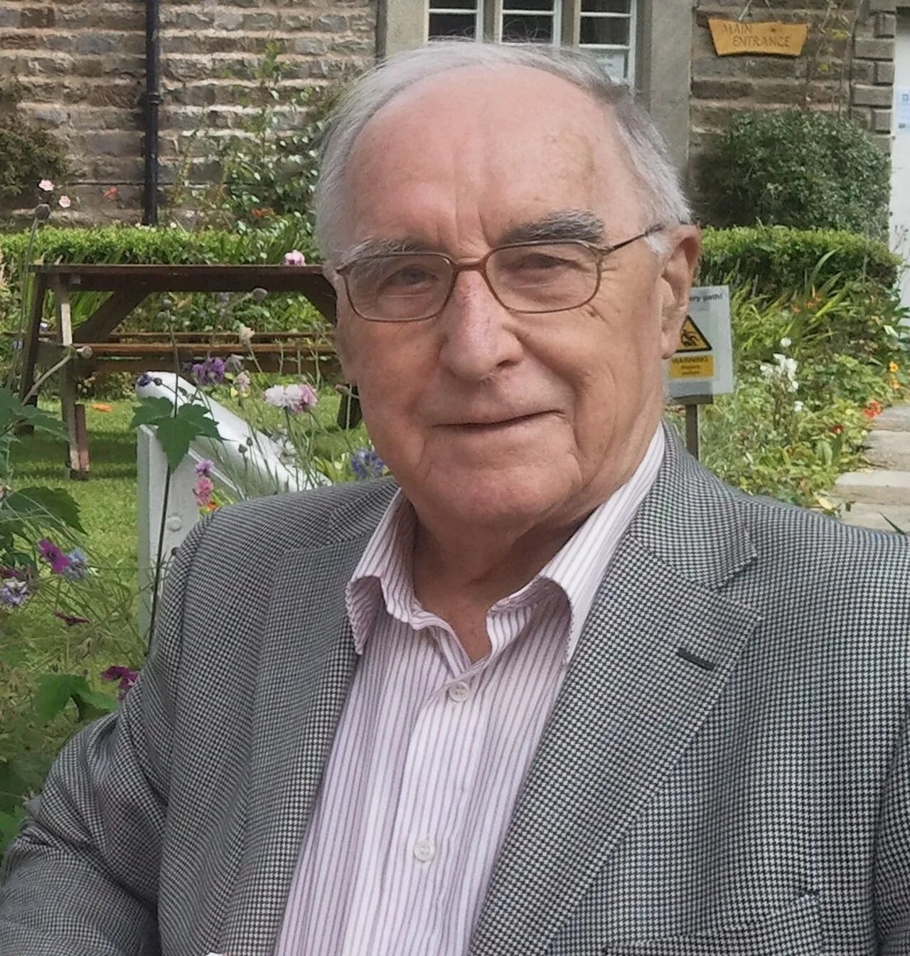 Portrait of W. R. Mitchell (1928–2015) – memorial page