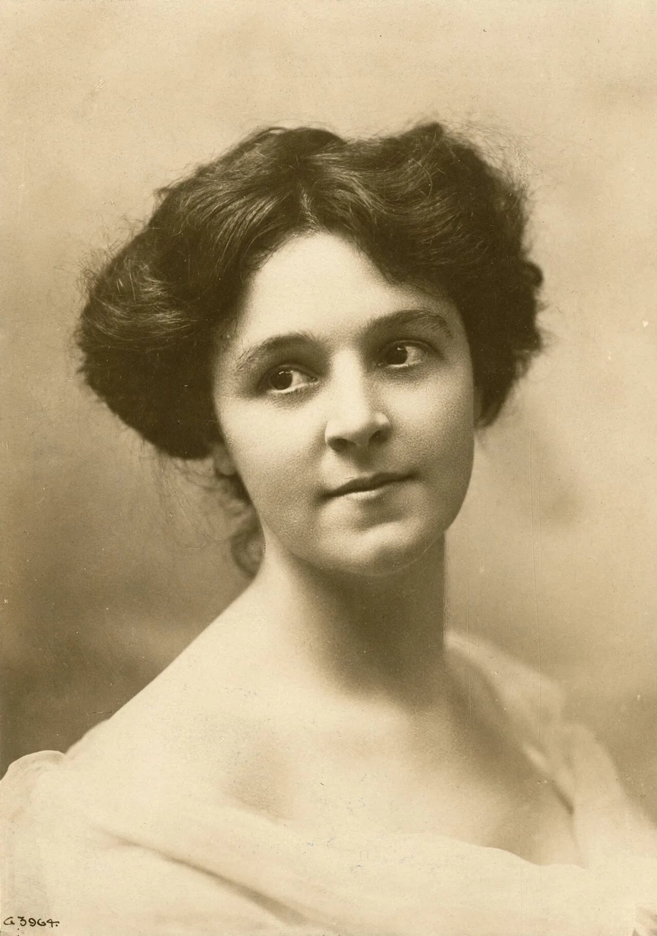Portrait of Helen MacBeth (1872–1947) – memorial page