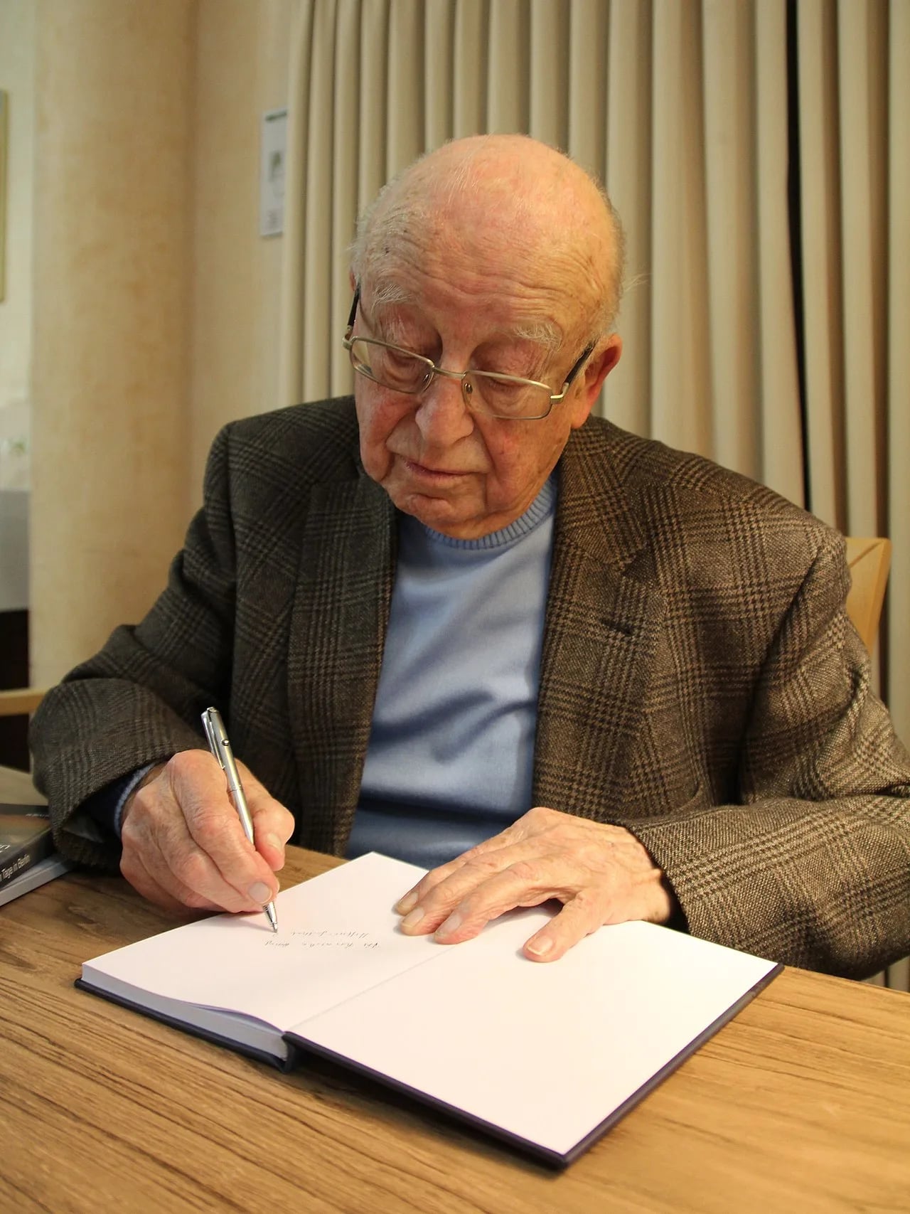 Porträt von Walter Hinck (1922–2015) – Gedenkseite