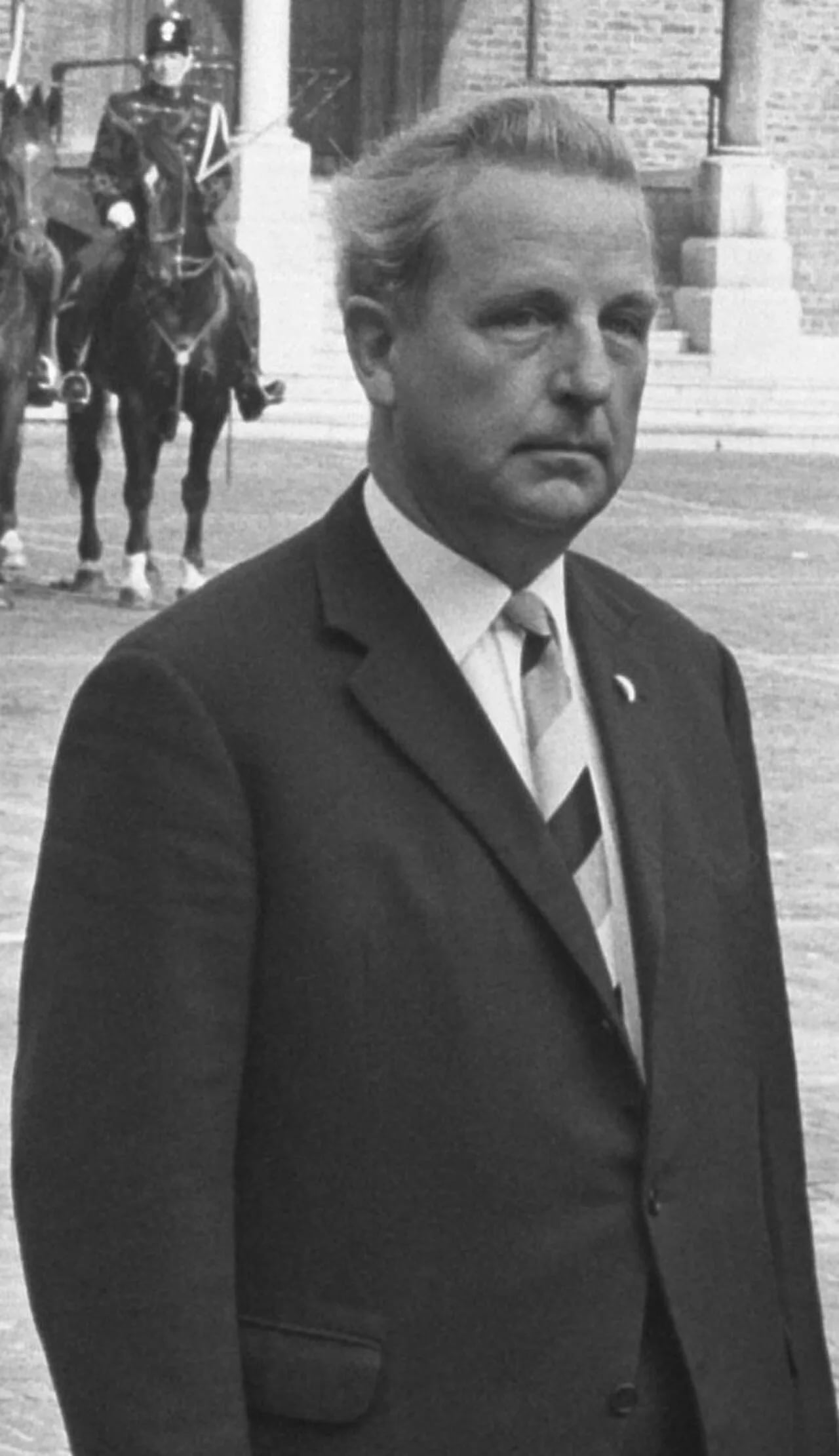 Portrait of Cas van Beek (1914–1986) – memorial page