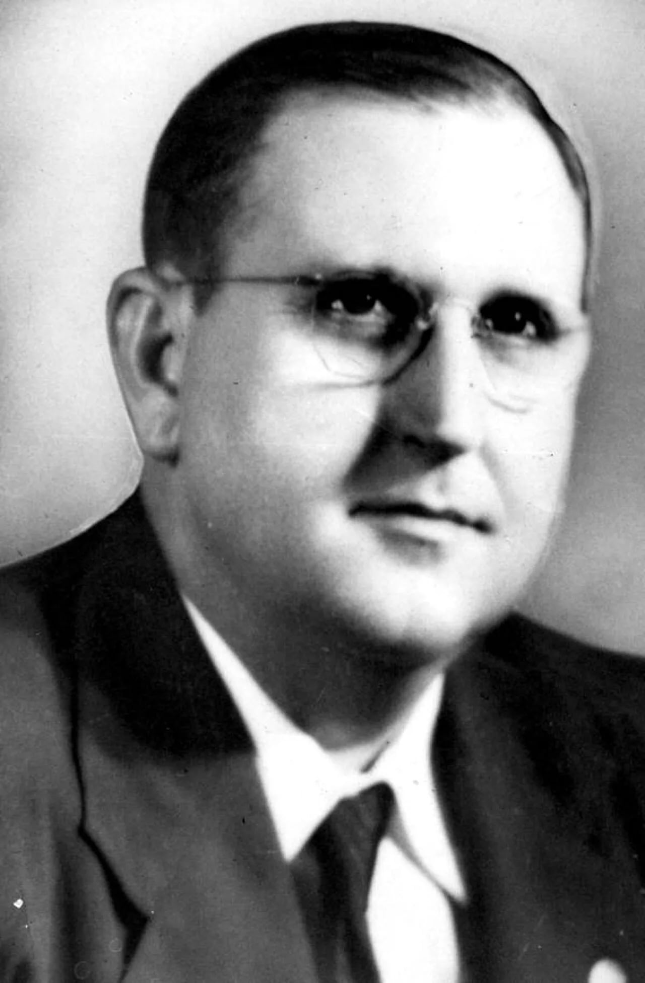 Portrait of O. L. Burton (1906–1971) – memorial page