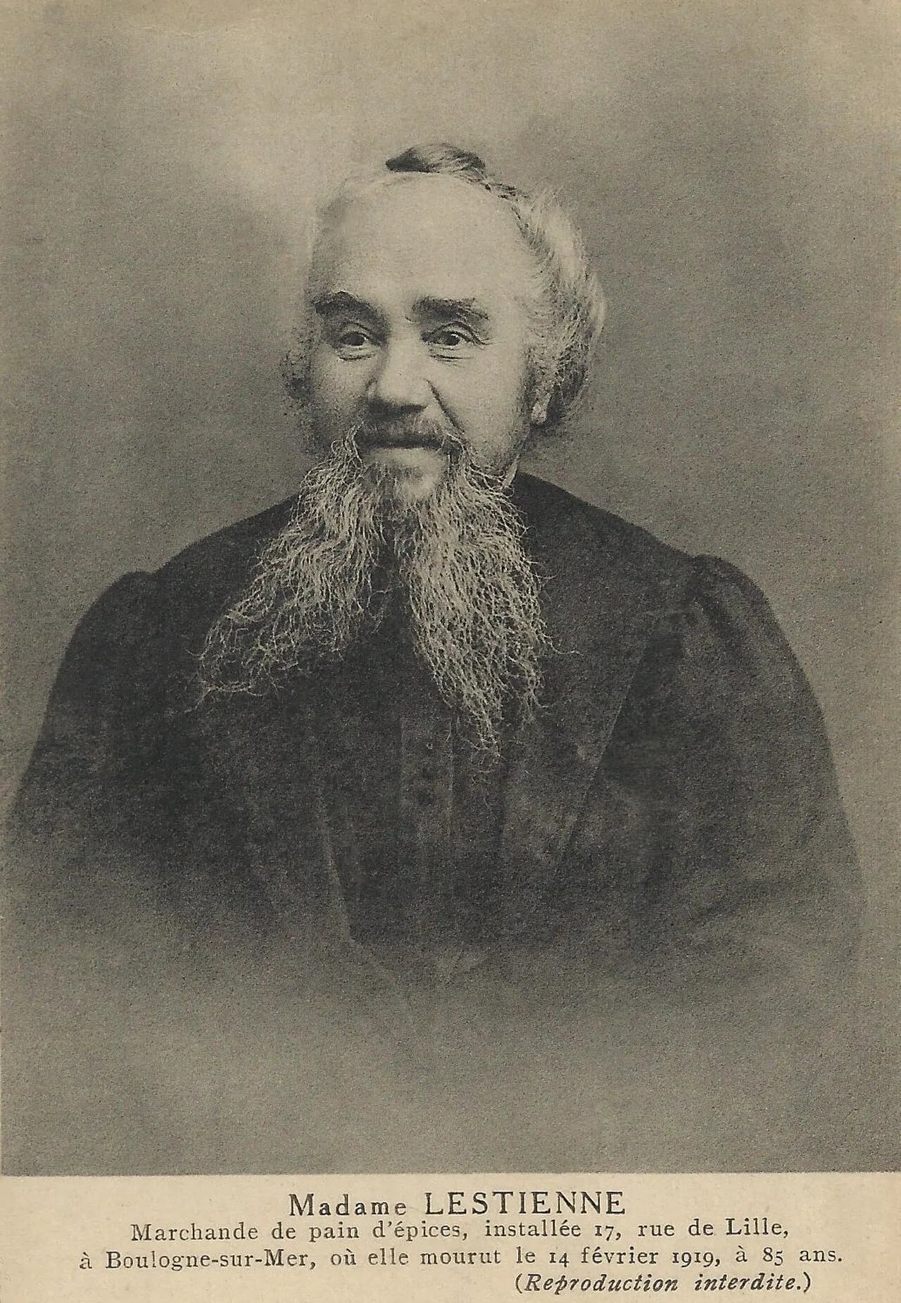 Porträt von Clémence Lestienne (1839–1919) – Gedenkseite
