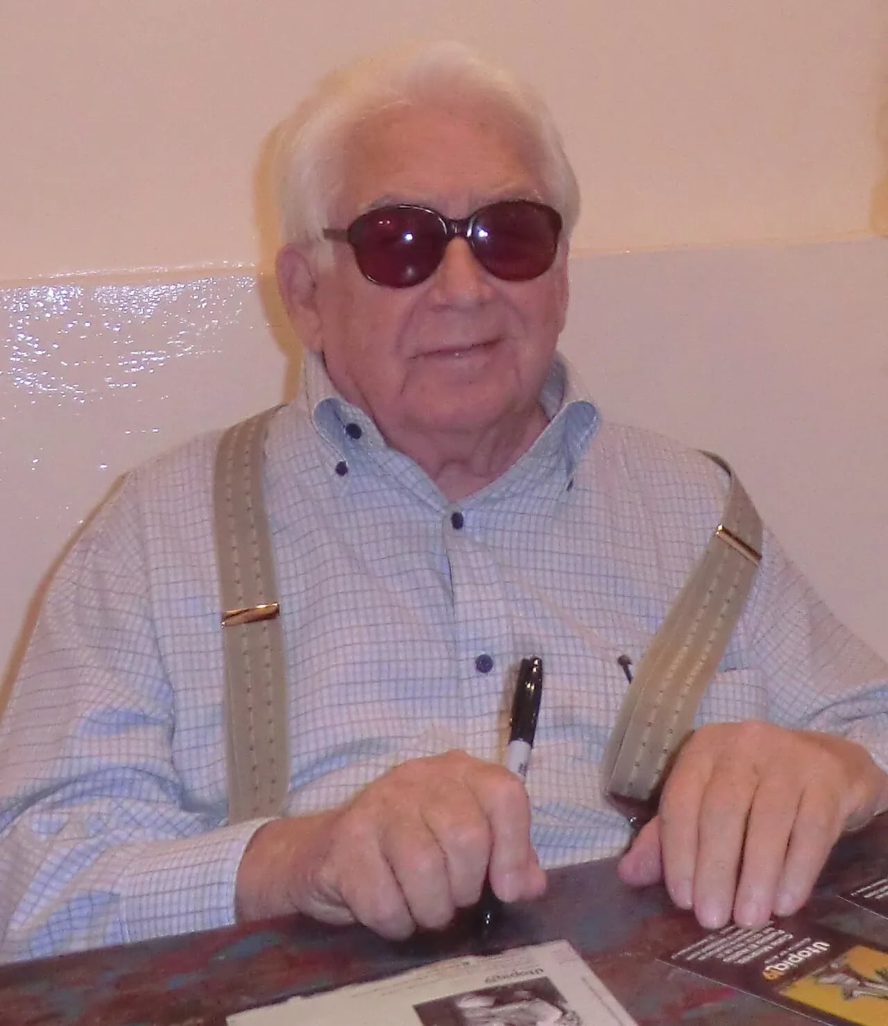 Porträt von Oswaldo Vigas (1926–2014) – Gedenkseite