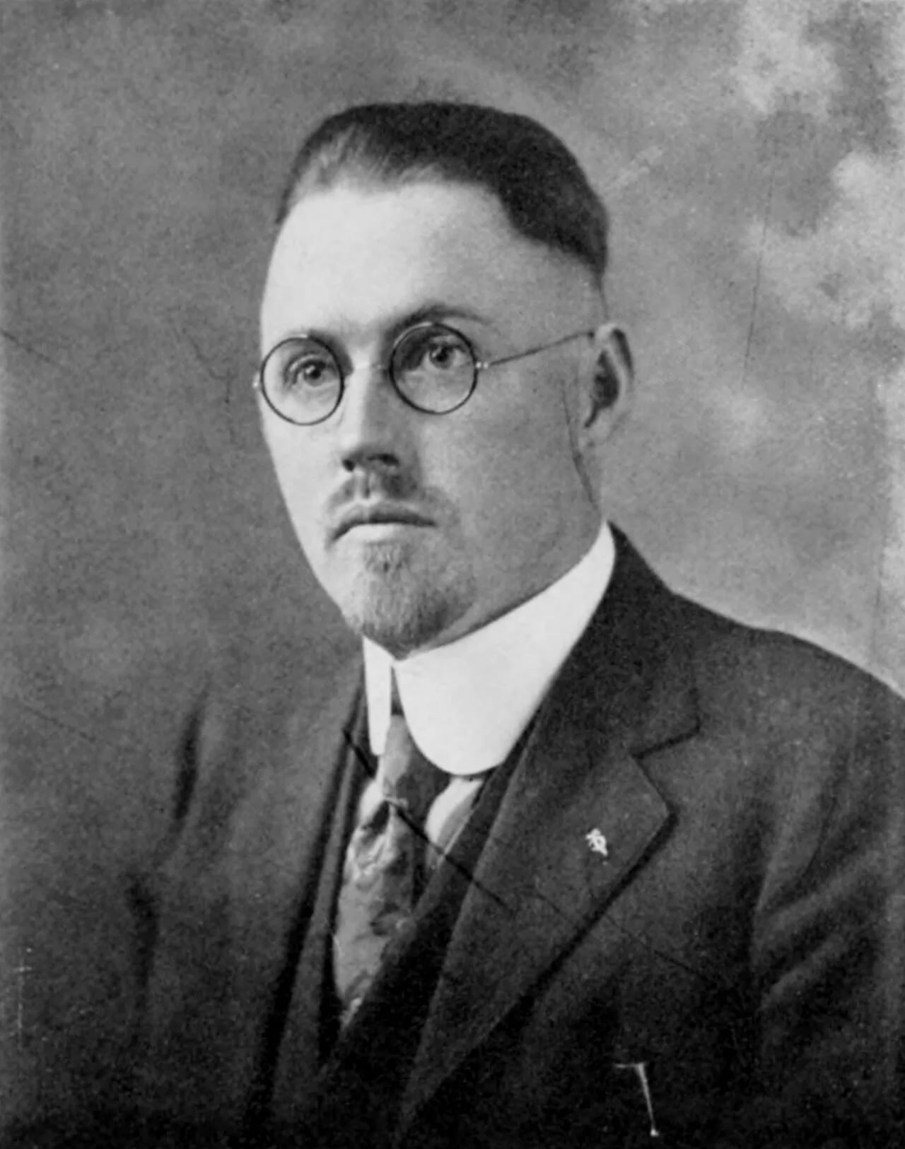 Portrait of John R. Brinkley (1885–1942) – memorial page