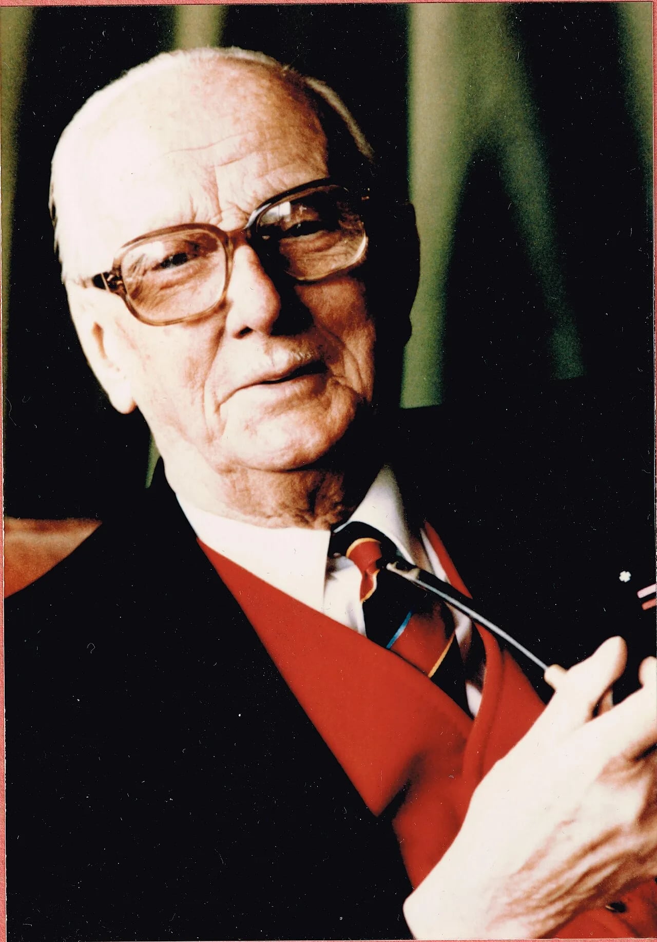 Portrait of Raymond de Meester de Betzenbroeck (1904–1995) – memorial page