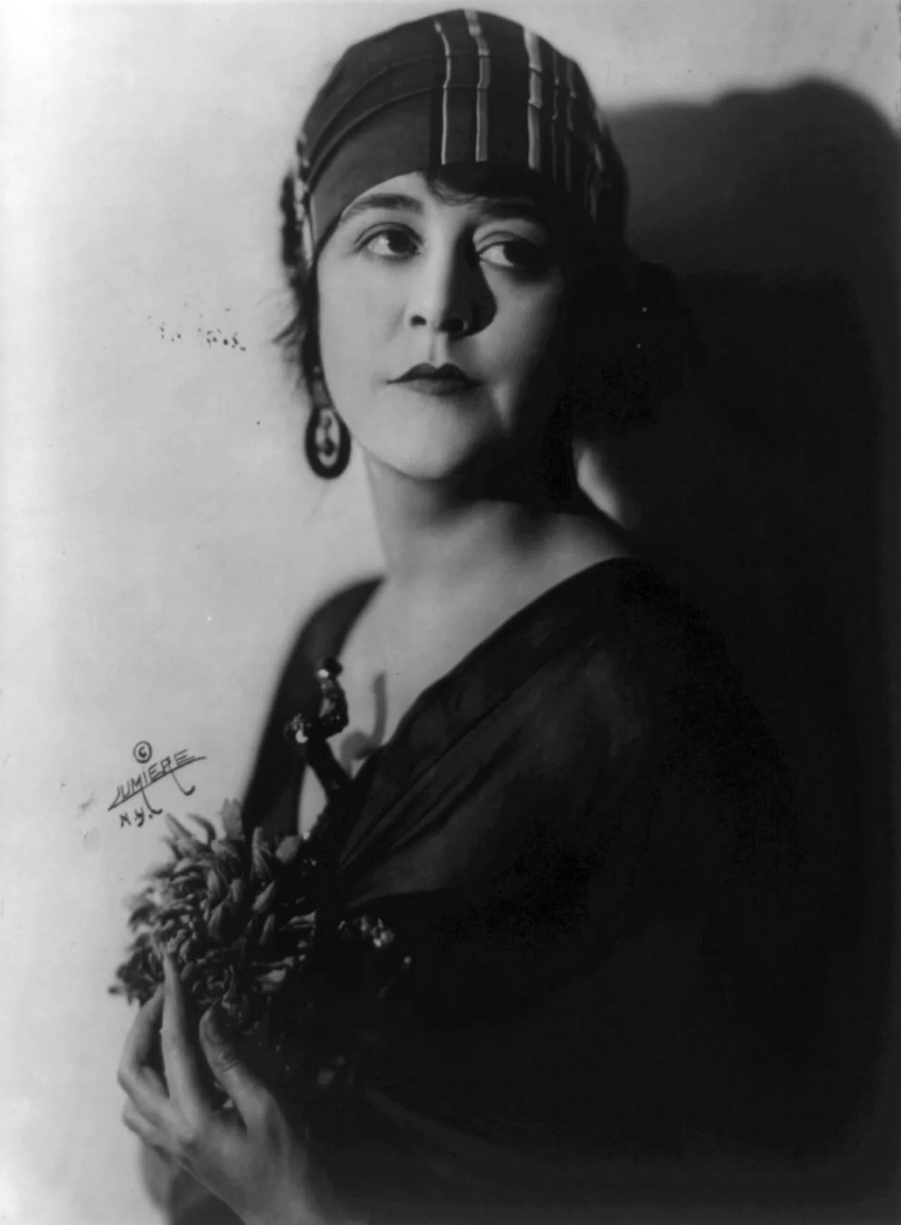 Portrait of Virginia Pearson (1886–1958) – memorial page
