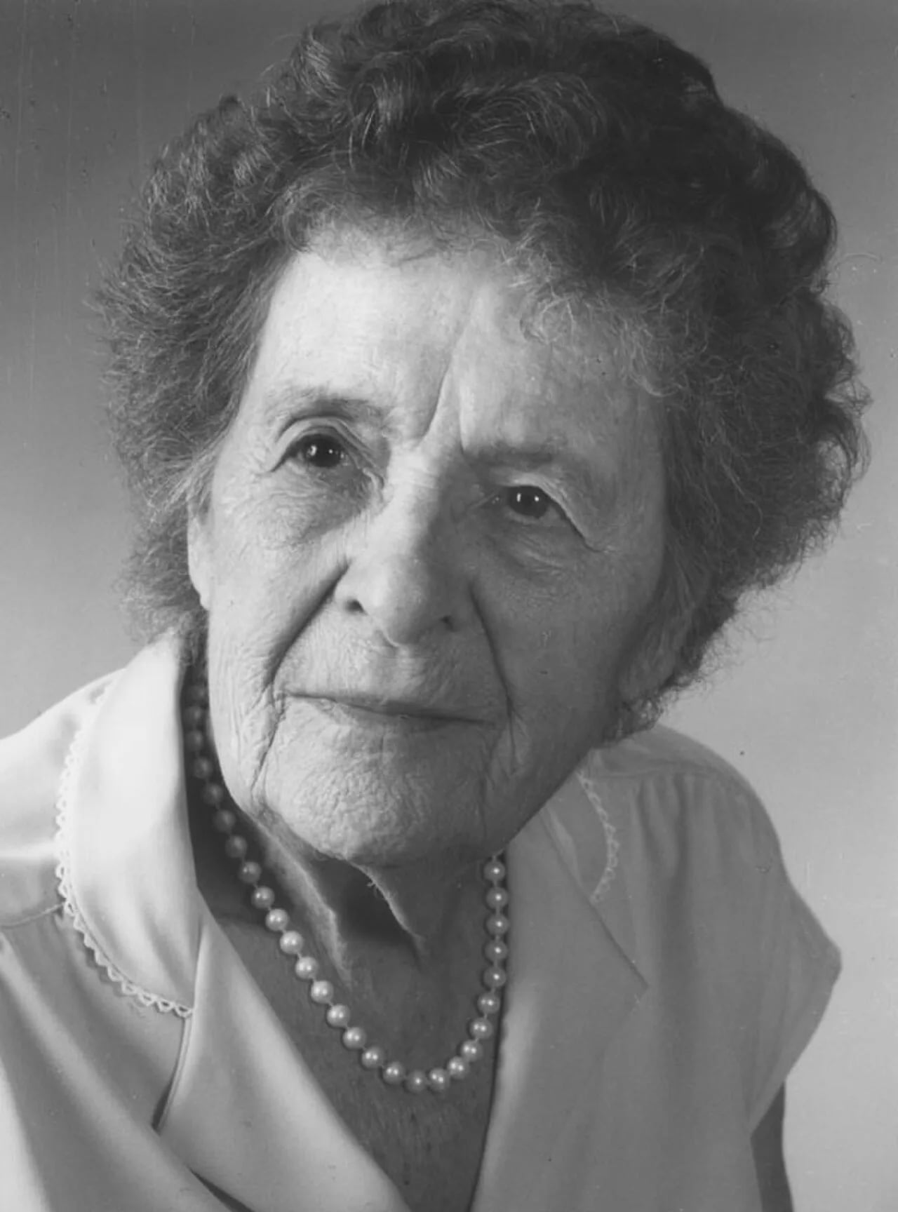 Portrait of Eveline Burns (1900–1985) – memorial page