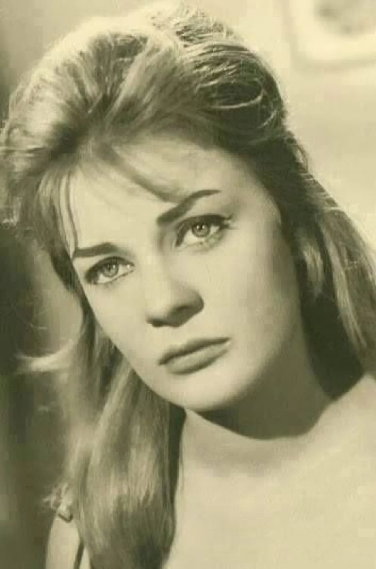 Portrait of Nadia Lutfi (1937–2020) – memorial page