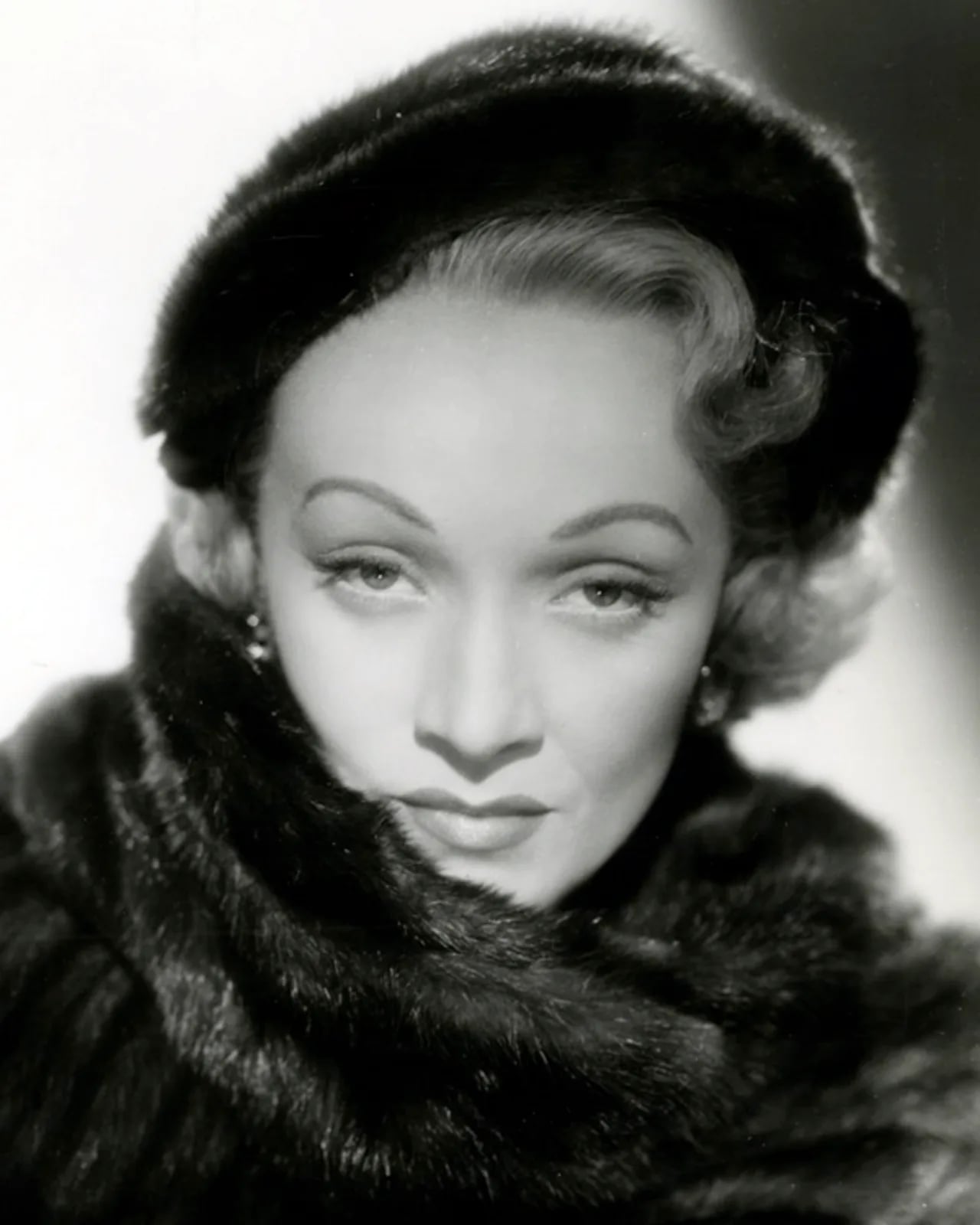 Porträt von Marlene Dietrich (1901–1992) – Gedenkseite