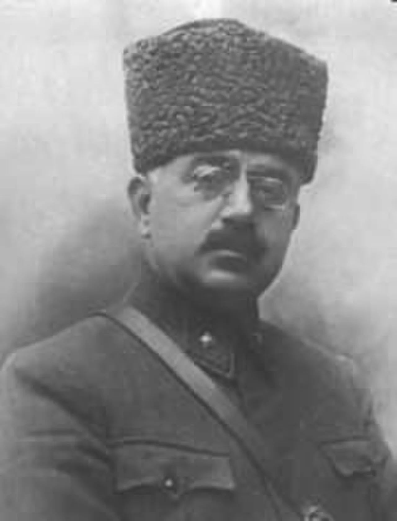 Porträt von Ali Hikmet Ayerdem (1877–1939) – Gedenkseite