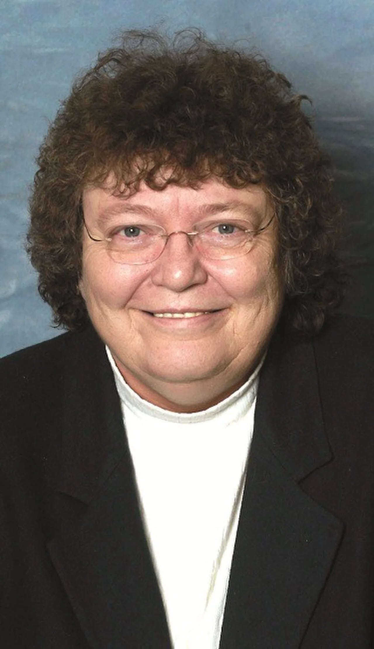 Portrait of Carolyn Squires (1940–2016) – memorial page