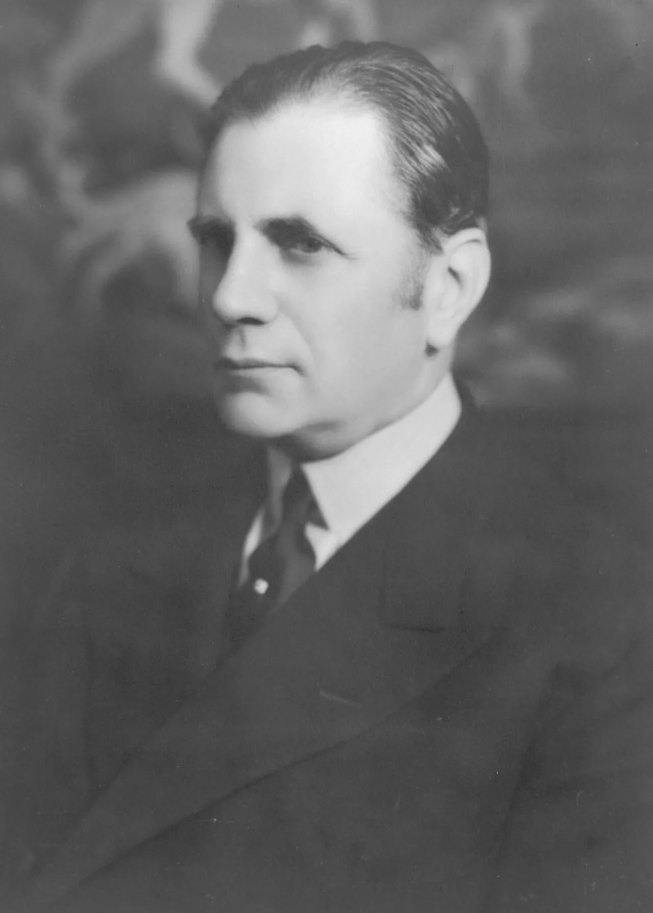 Portrait of Claude de Bernales (1876–1963) – memorial page