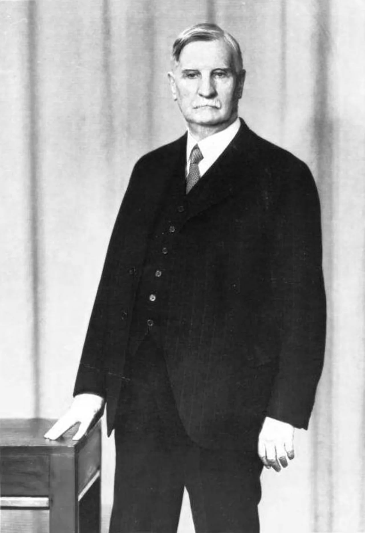 Portrait of Edward Gowen Budd Sr. (1870–1946) – memorial page