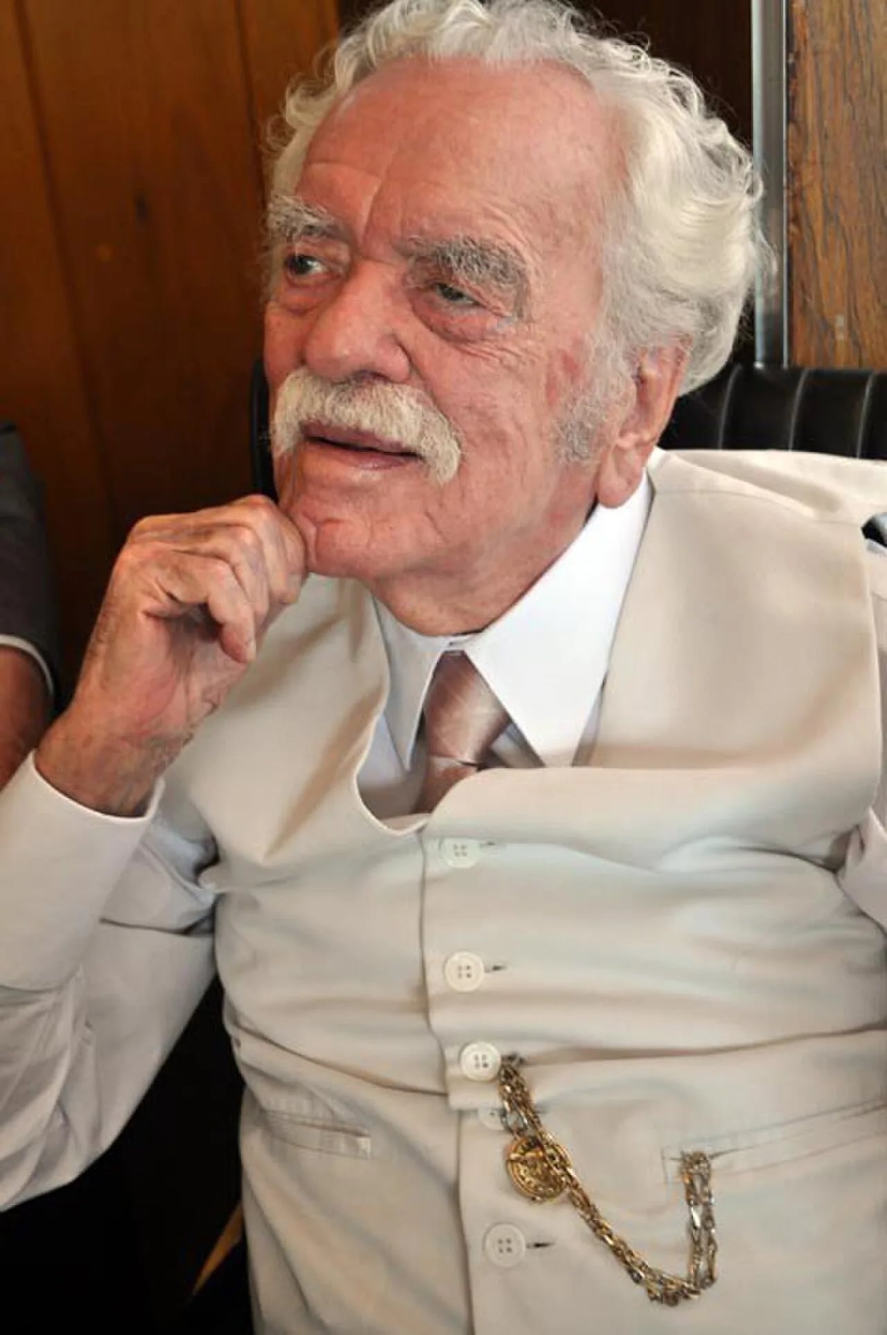 Portrait of Rubén Bonifaz Nuño (1923–2013) – memorial page