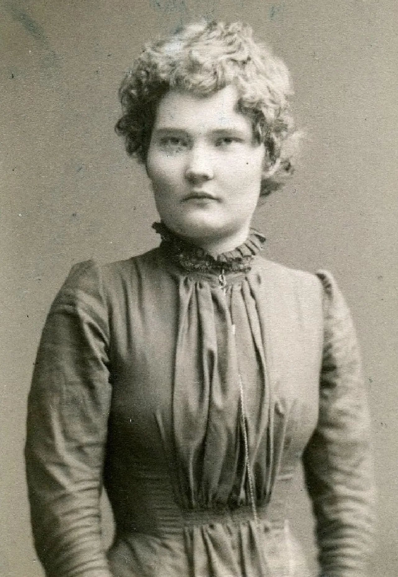 Portrait of Immi Hellén (1861–1937) – memorial page