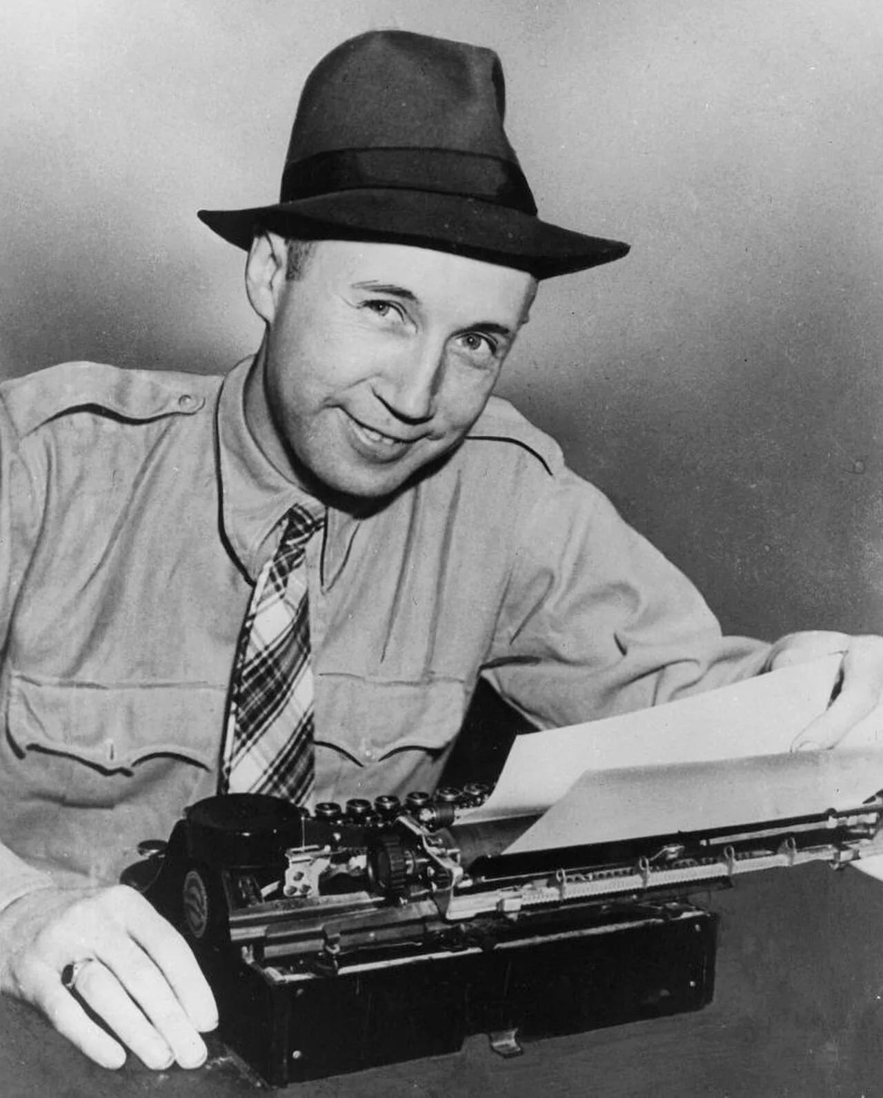 Portrait of Gordon Sinclair (1900–1984) – memorial page