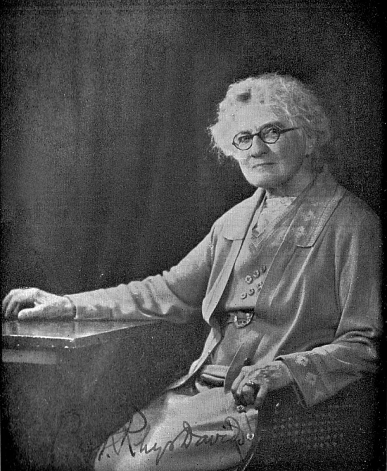 Porträt von Caroline Augusta Foley Rhys Davids (1857–1942) – Gedenkseite