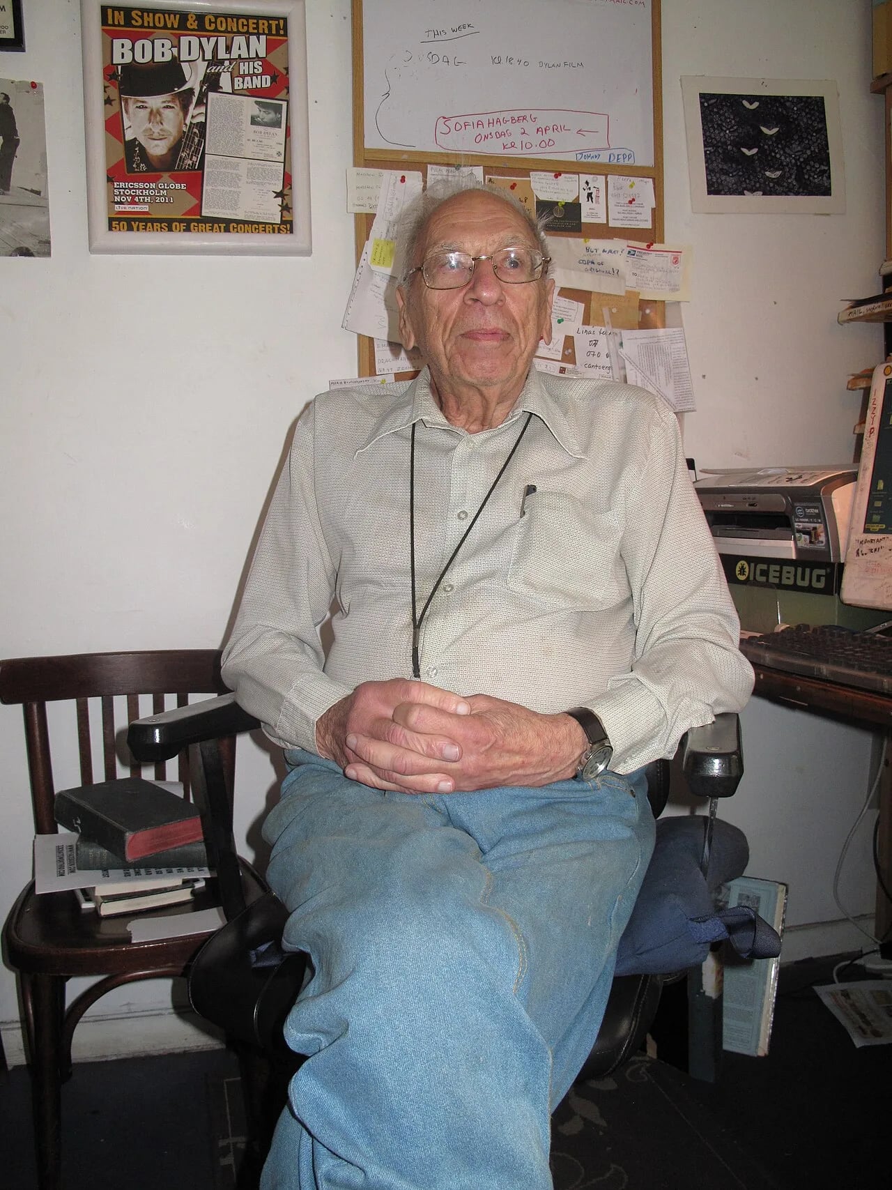 Porträt von Izzy Young (1928–2019) – Gedenkseite
