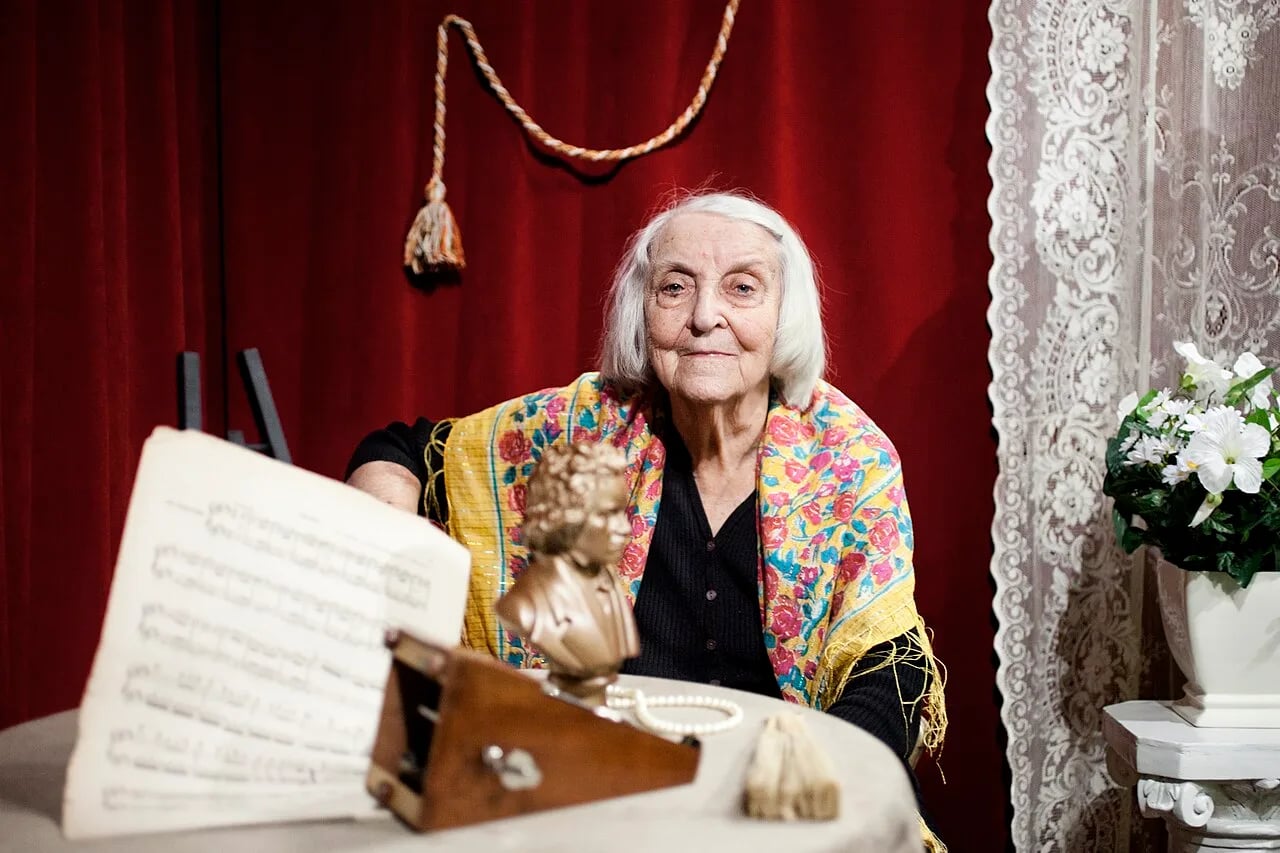Portrait of Lady Ostapeck (1918–2017) – memorial page