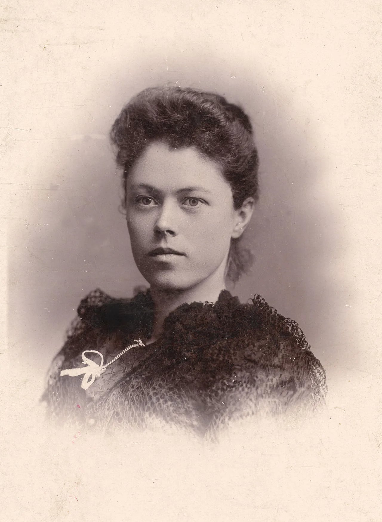 Porträt von Lena Morrow Lewis (1868–1950) – Gedenkseite
