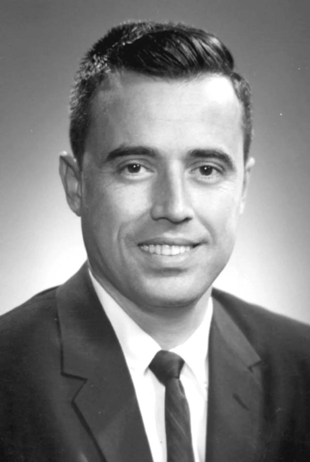 Porträt von Louis A. de la Parte, Jr. (1929–2008) – Gedenkseite