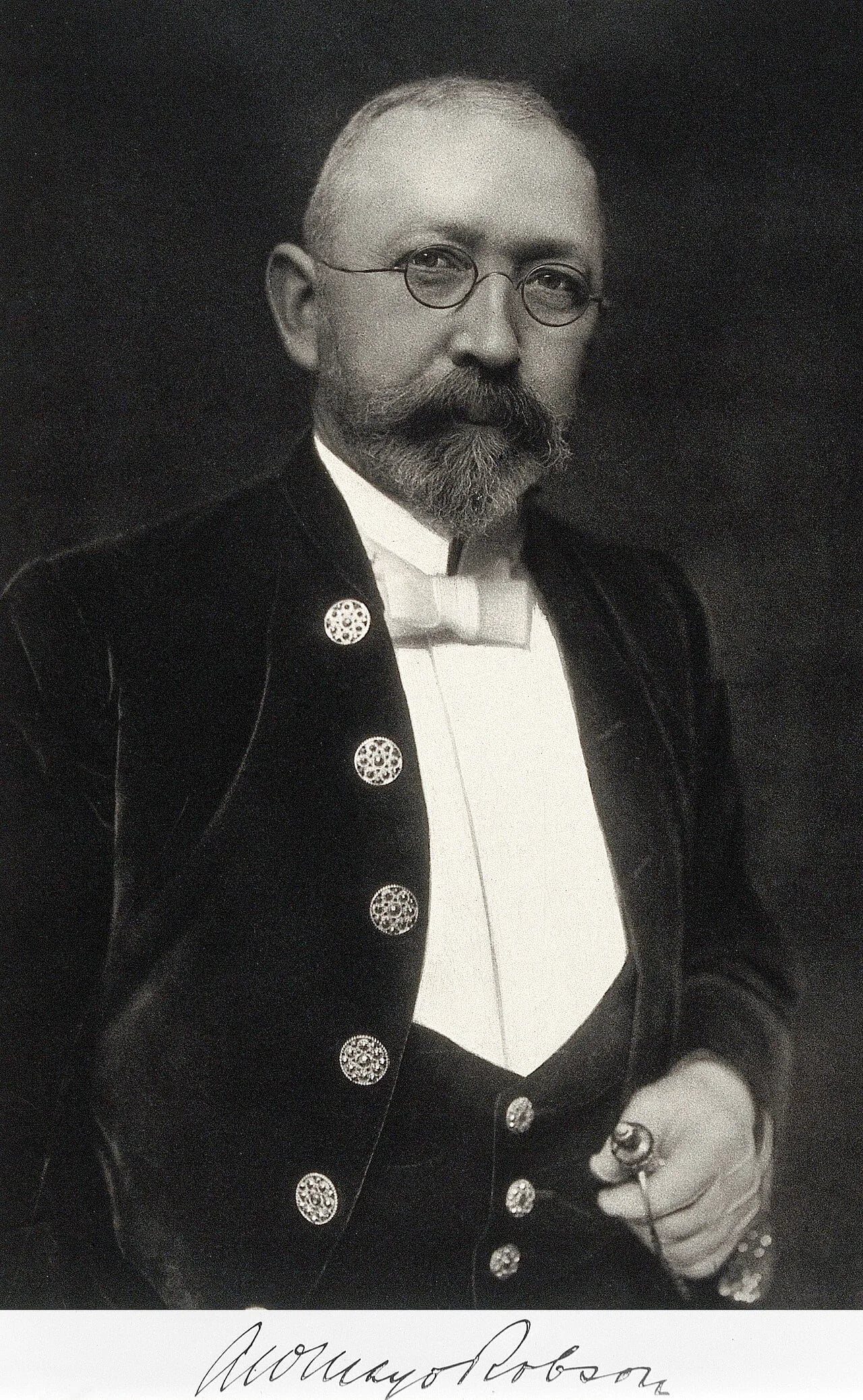 Portrait of Arthur Mayo-Robson (1853–1933) – memorial page