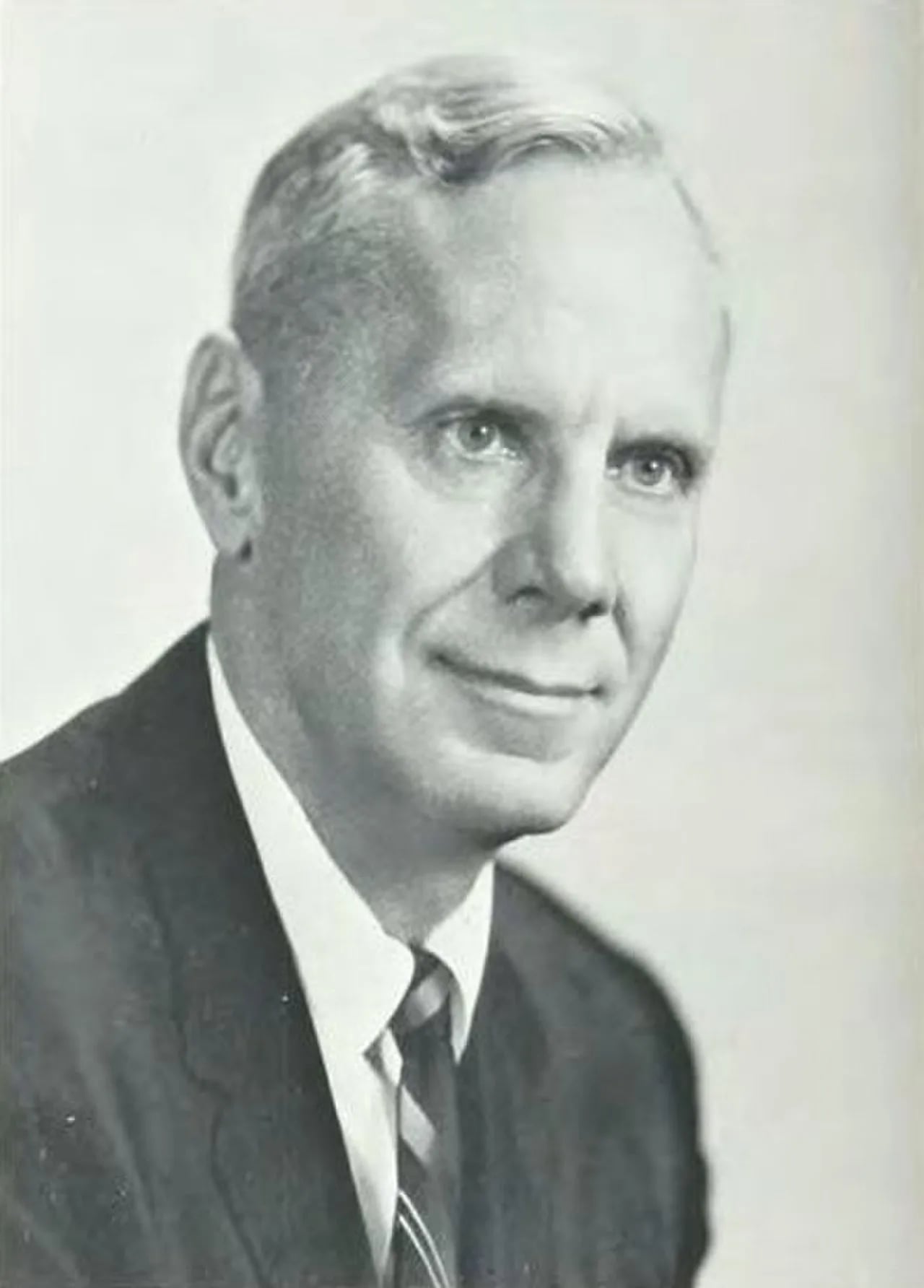 Porträt von Paul A. Miller (1917–2015) – Gedenkseite