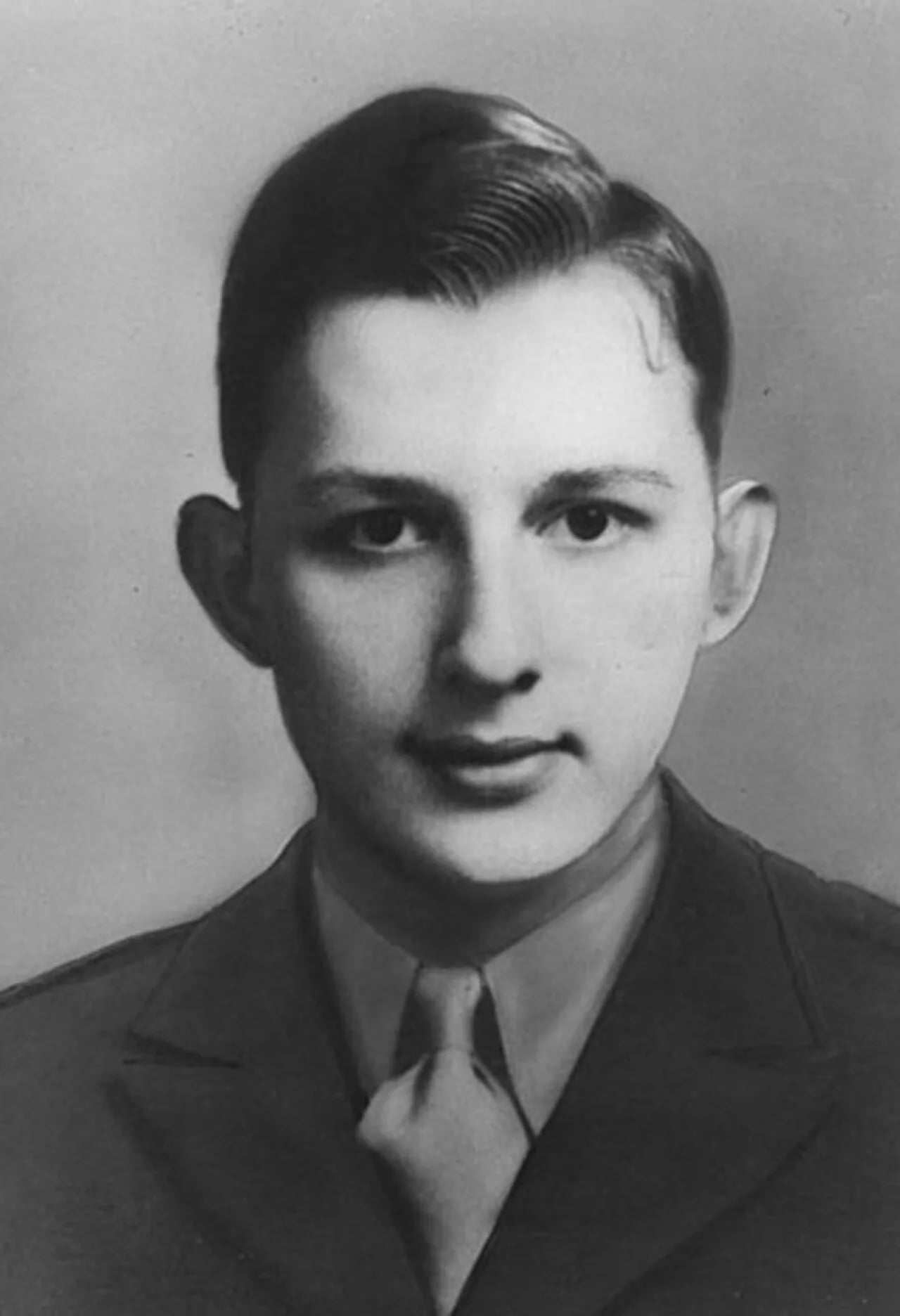 Portrait of Robert T. Henry (1923–1944) – memorial page
