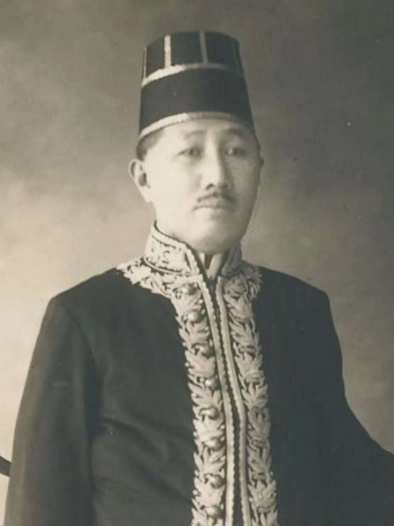 Porträt von Danoesoegondo (1876–1957) – Gedenkseite