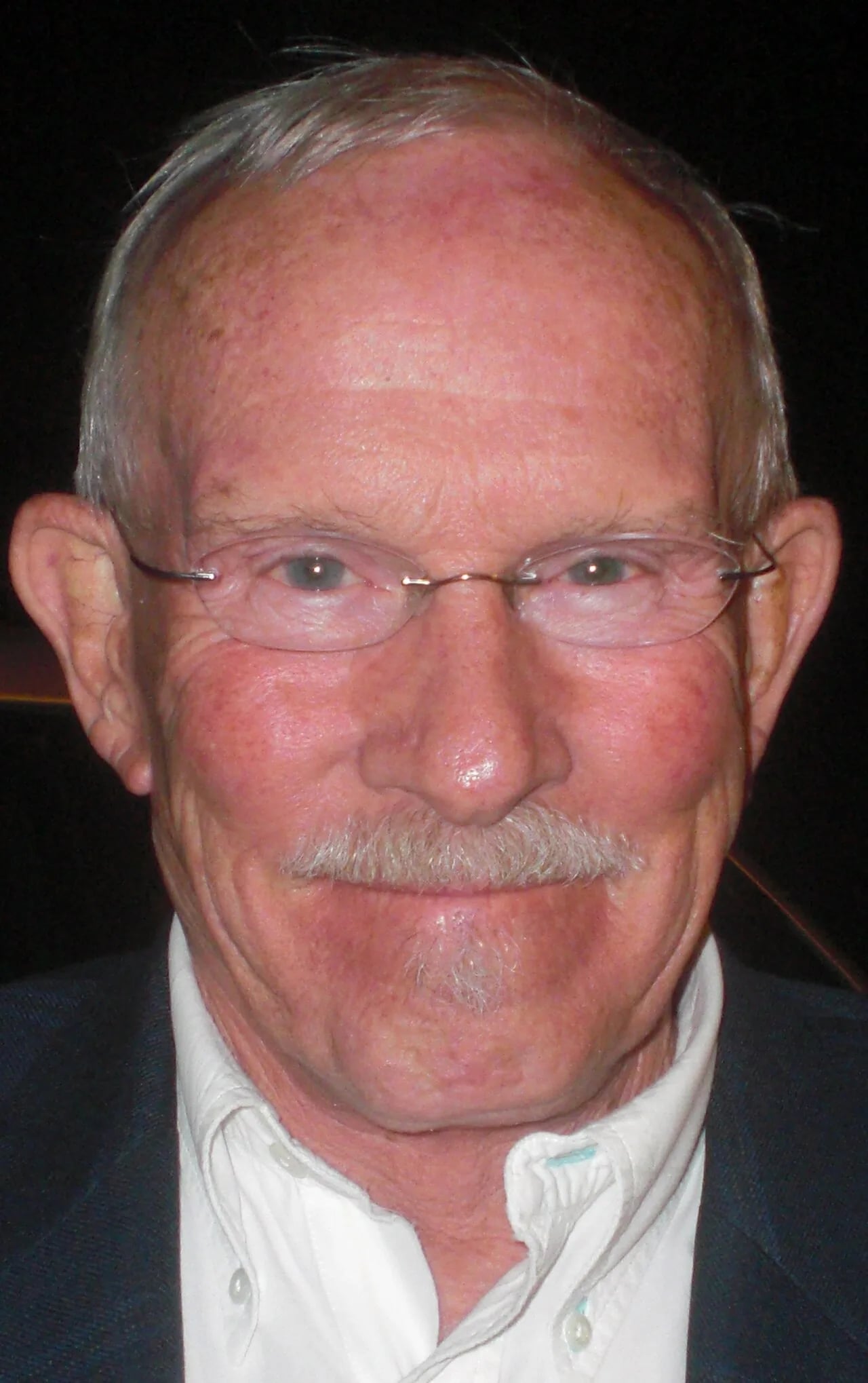 Porträt von Tom Smothers (1937–2023) – Gedenkseite