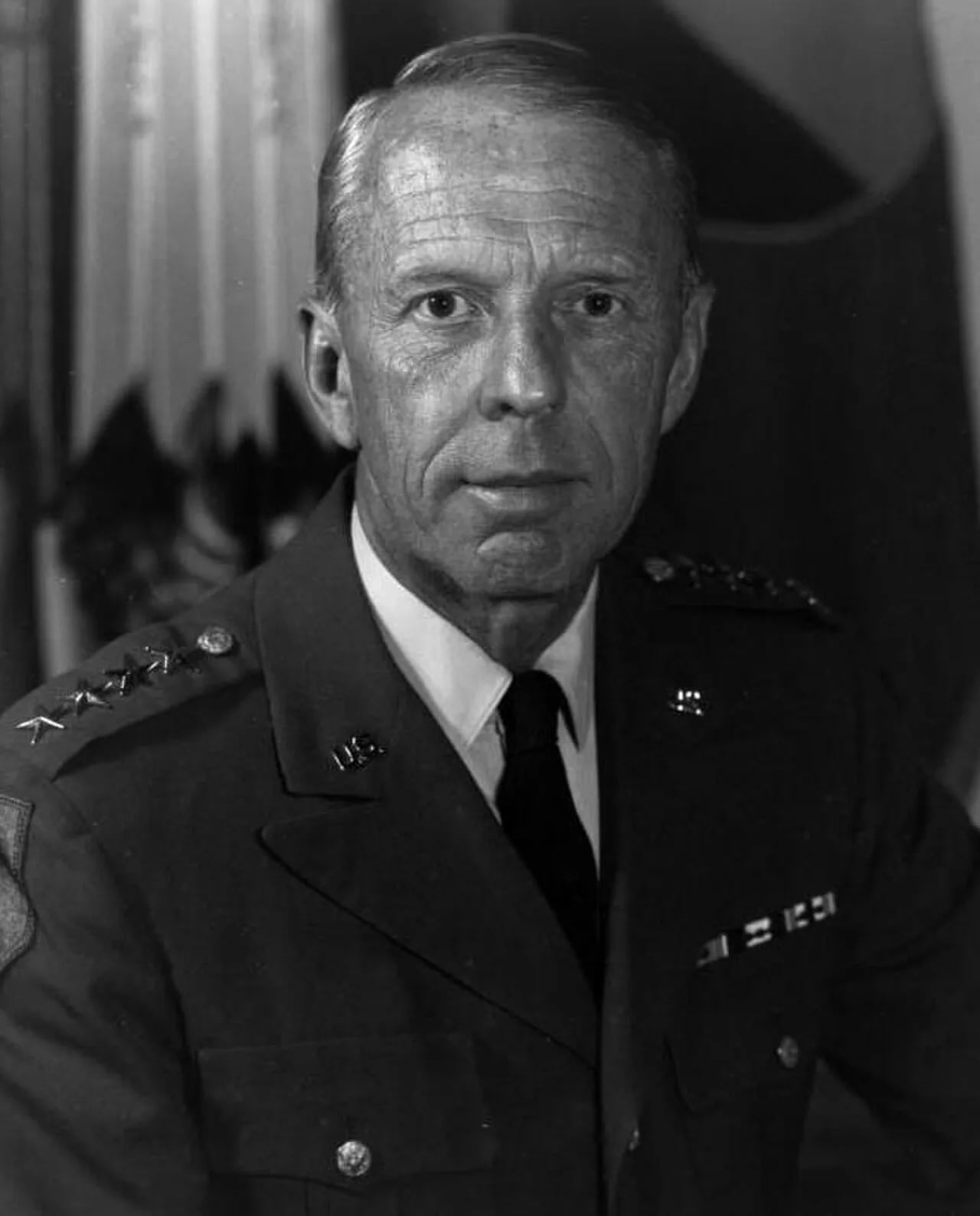 Portrait of William E. DePuy (1919–1992) – memorial page