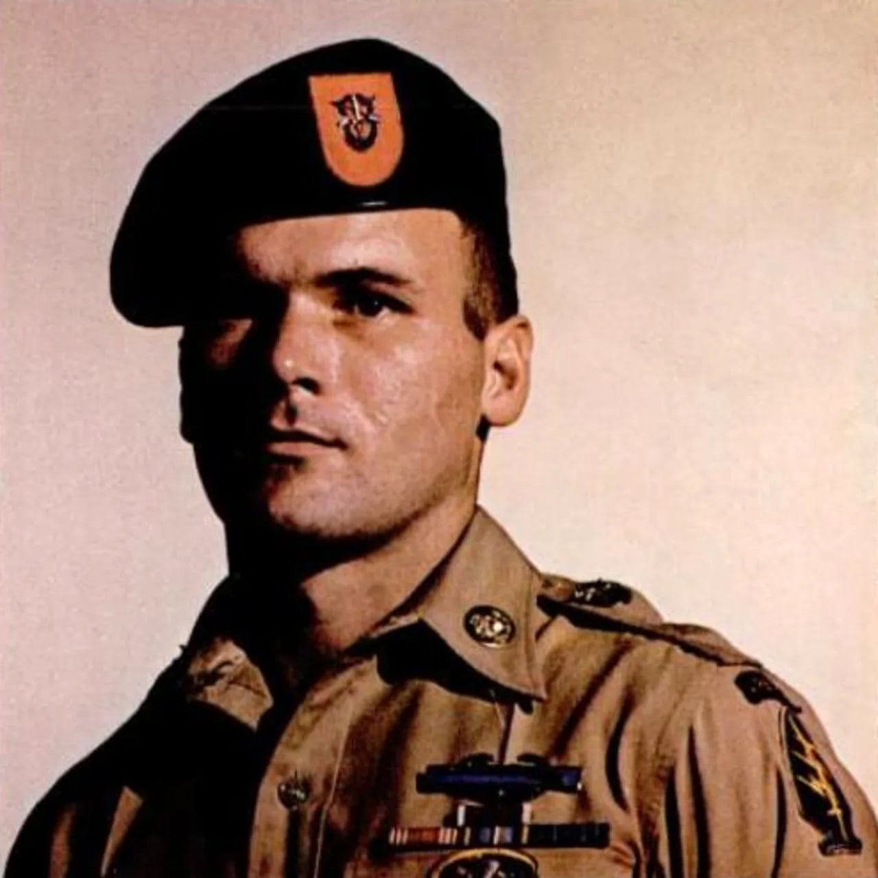 Porträt von Barry Sadler (1940–1989) – Gedenkseite