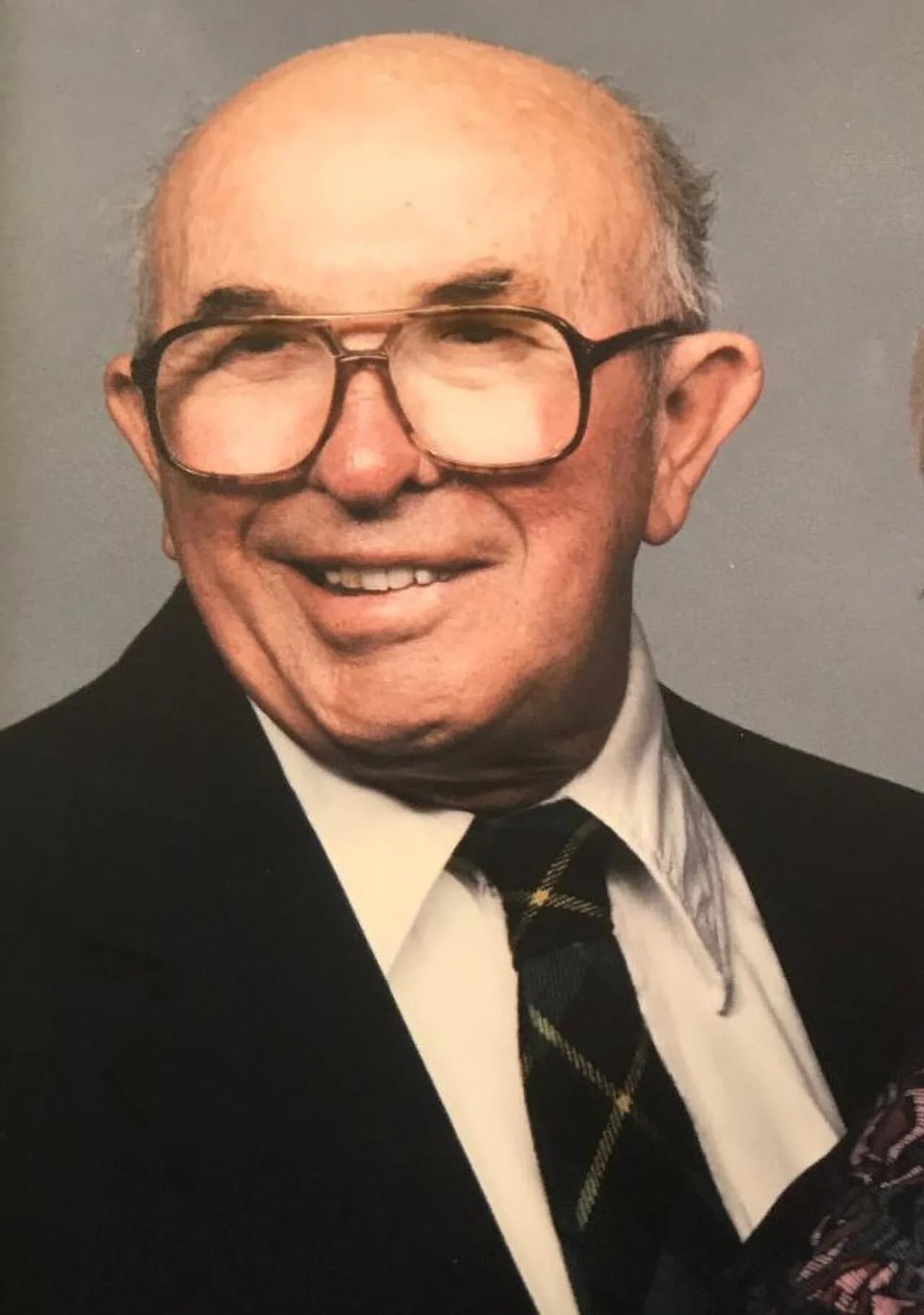 Portrait of Dana E. Wallace (1917–2007) – memorial page