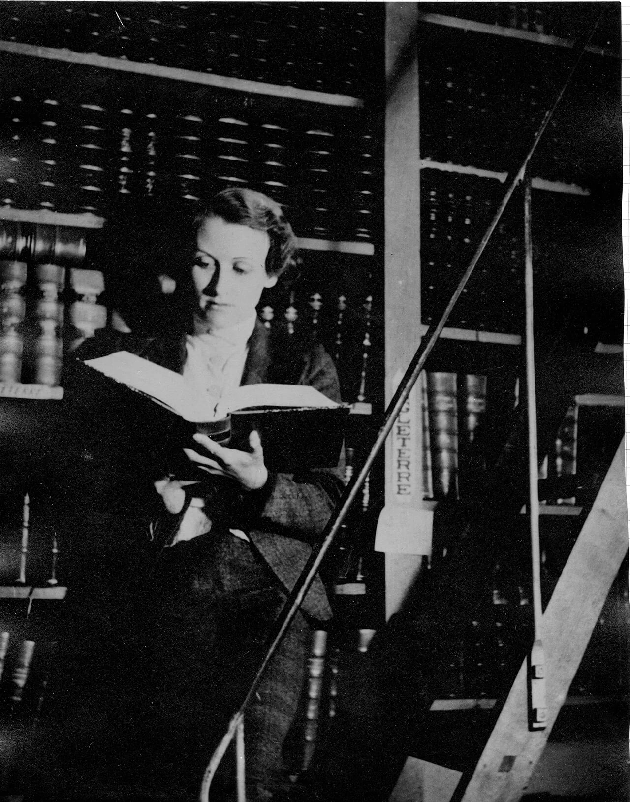 Porträt von Paulette Destouches-Février (1914–2013) – Gedenkseite