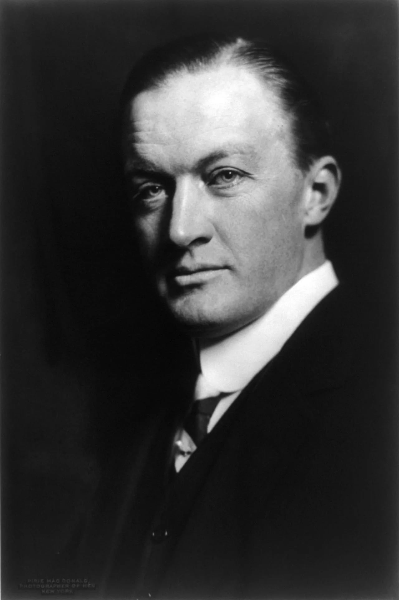 Porträt von John Russell Pope (1874–1937) – Gedenkseite
