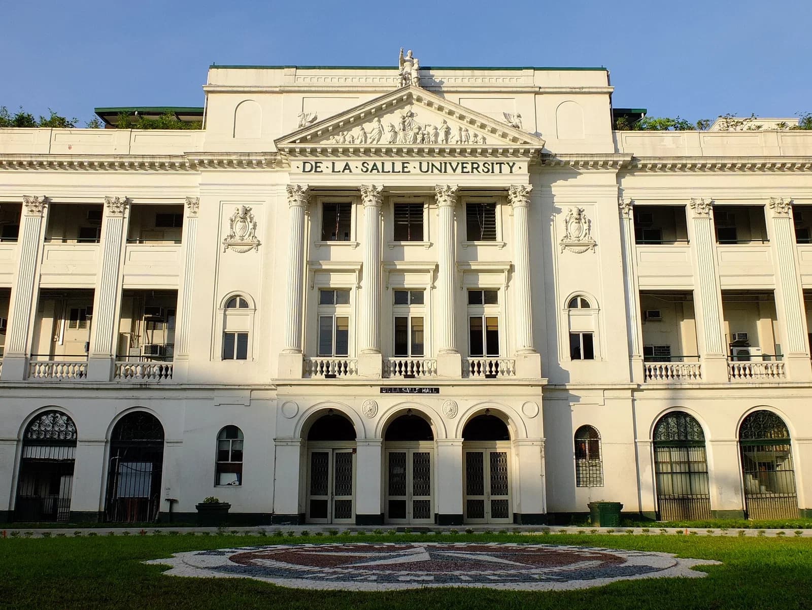 De La Salle University