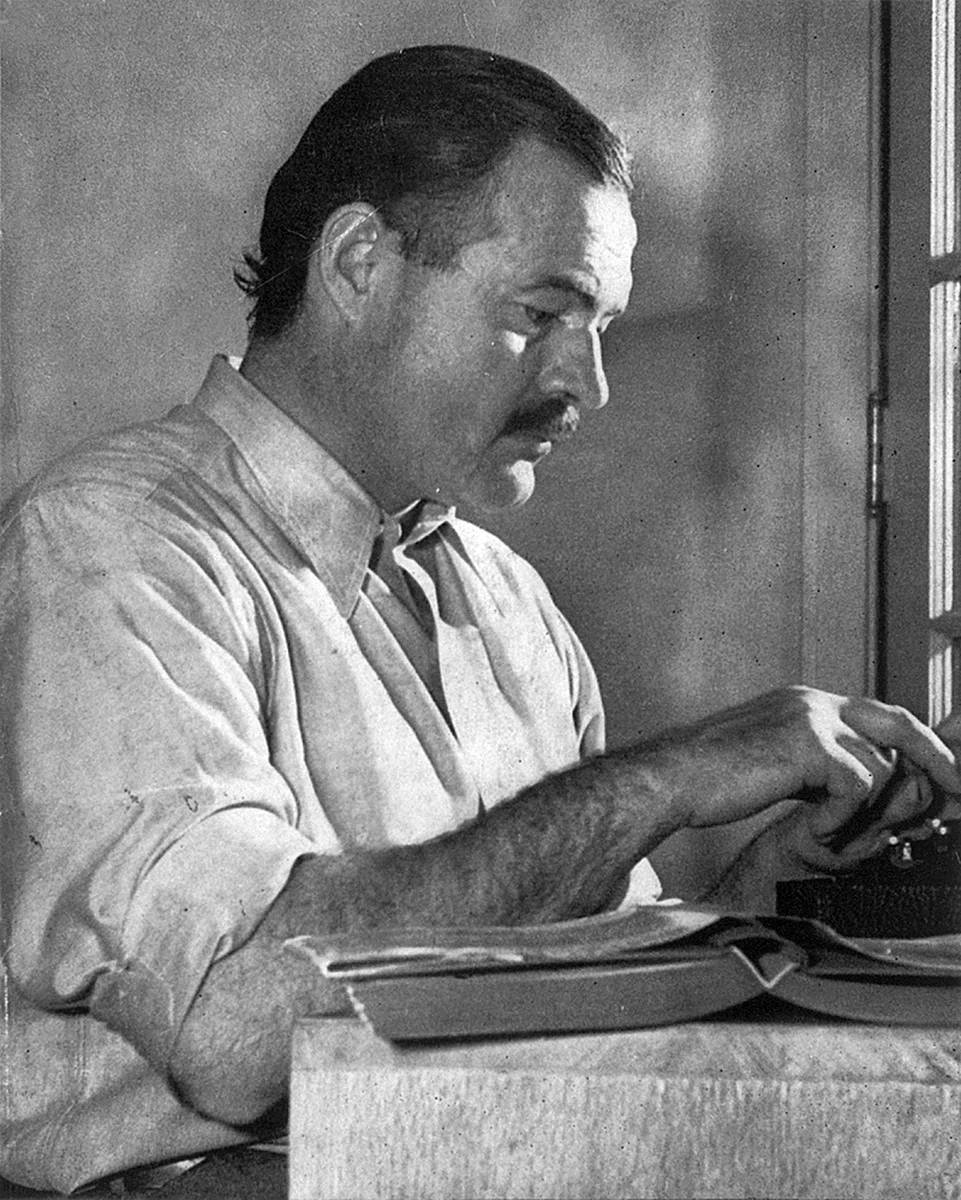 Ernest Hemingway beim Schreiben in Sun Valley um 1939
