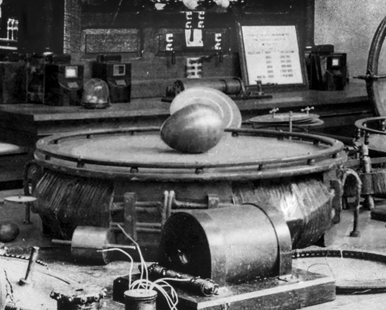 Teslas Egg of Columbus zur Demonstration des rotierenden Magnetfelds