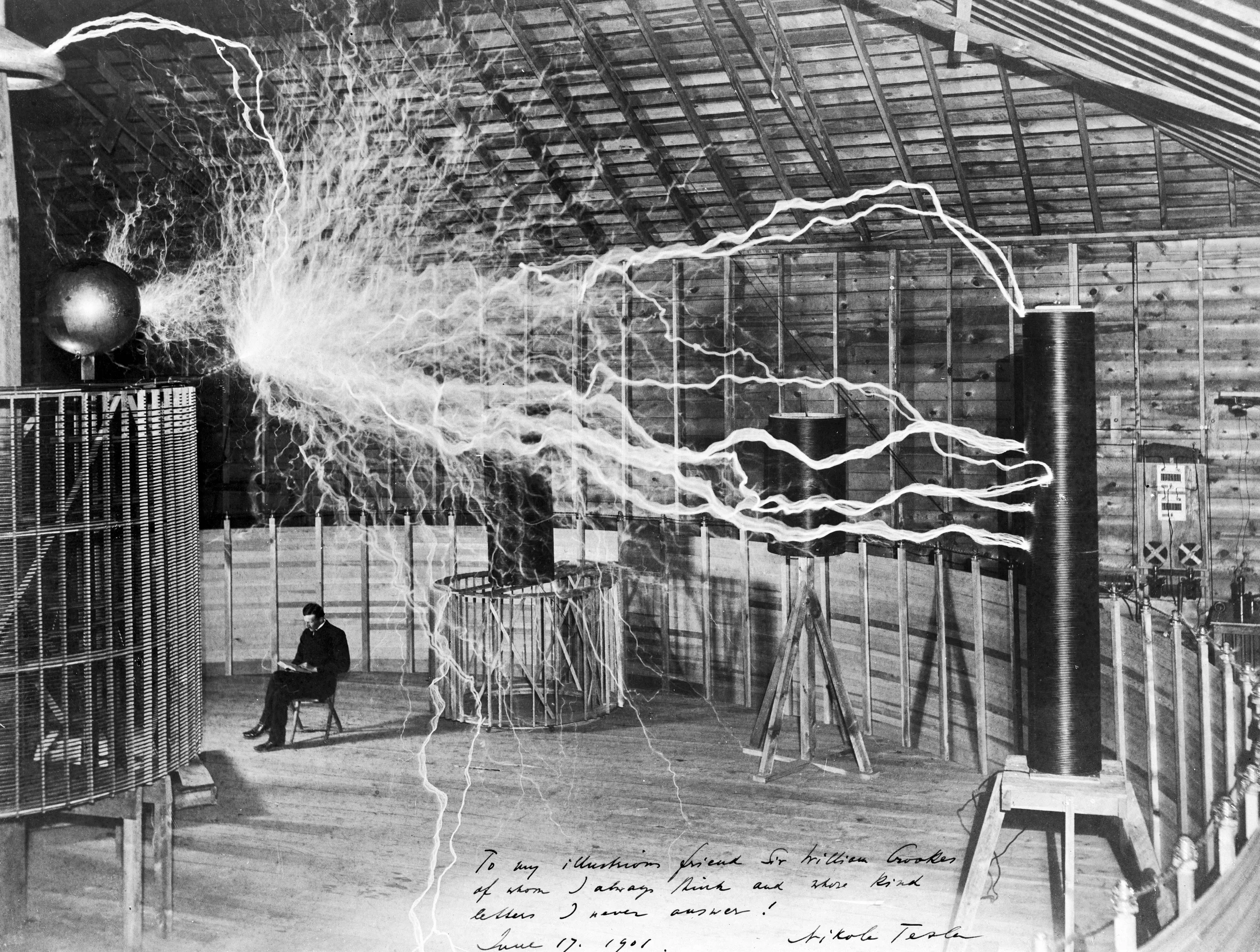 Nikola Tesla in seinem Labor in Colorado Springs, als Doppelbelichtung inszeniert