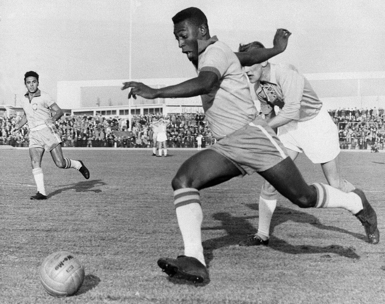 Pelé dribbling past a defender in Malmö in 1960