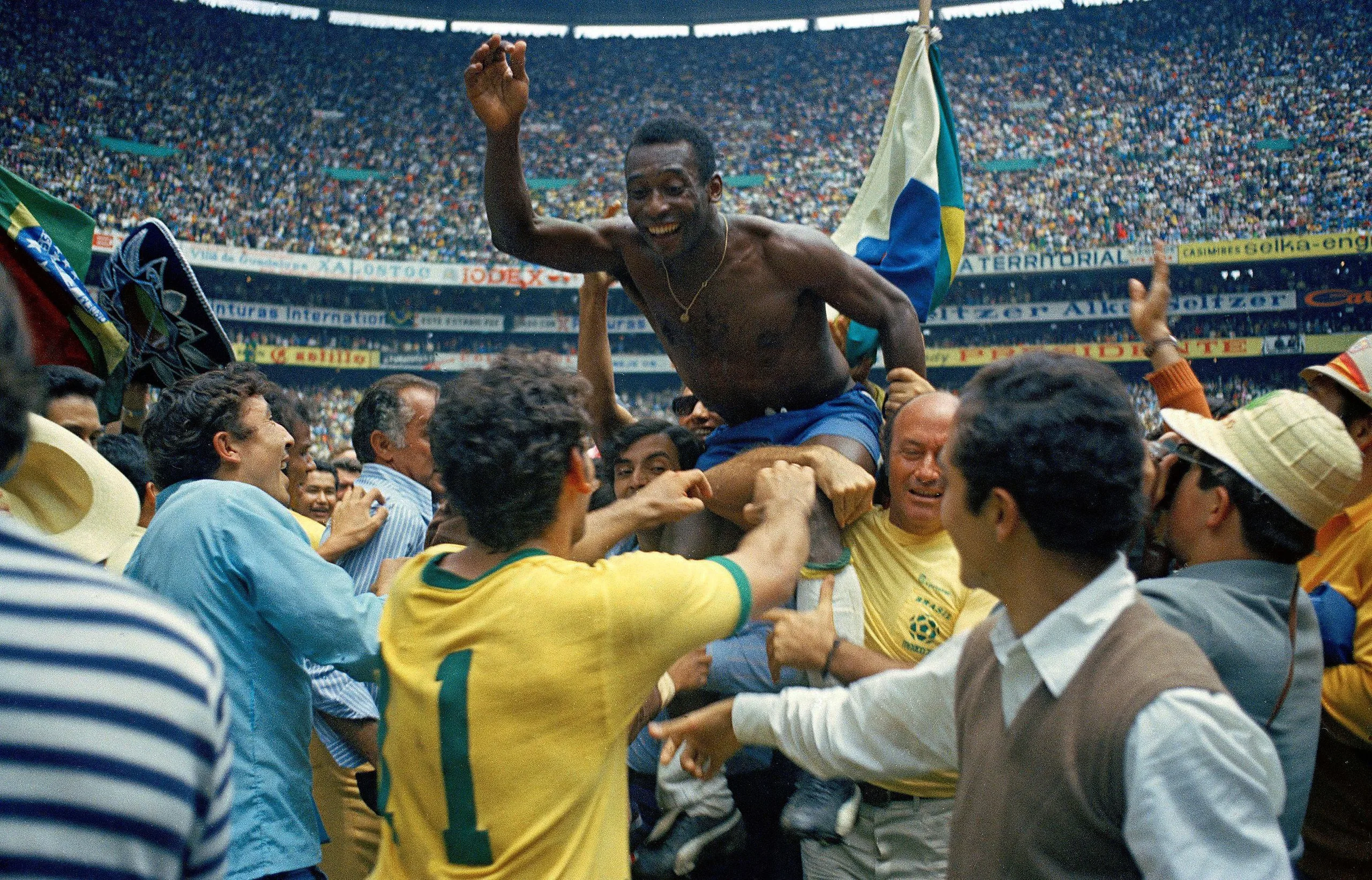 Pelé being carried after Brazil&amp;#39;s 1970 World Cup triumph at the Azteca Stadium