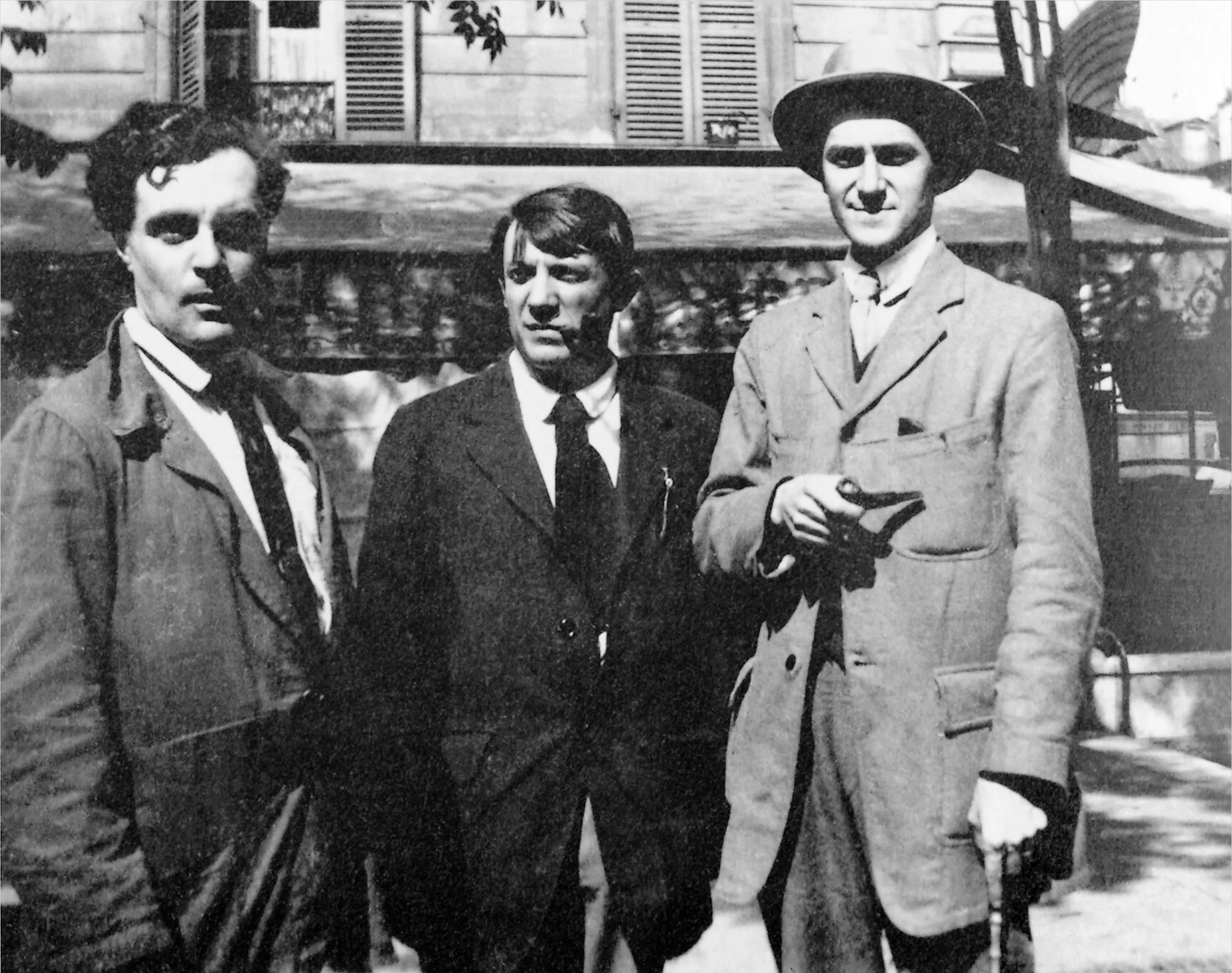 Amedeo Modigliani, Pablo Picasso und André Salmon vor dem Café de la Rotonde in Paris
